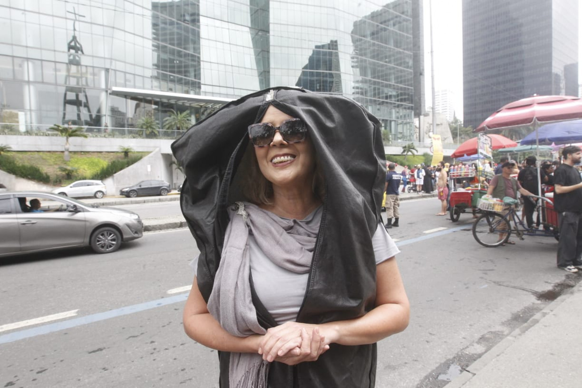 Fã da novela usou look com direito a saco usado para cadáver