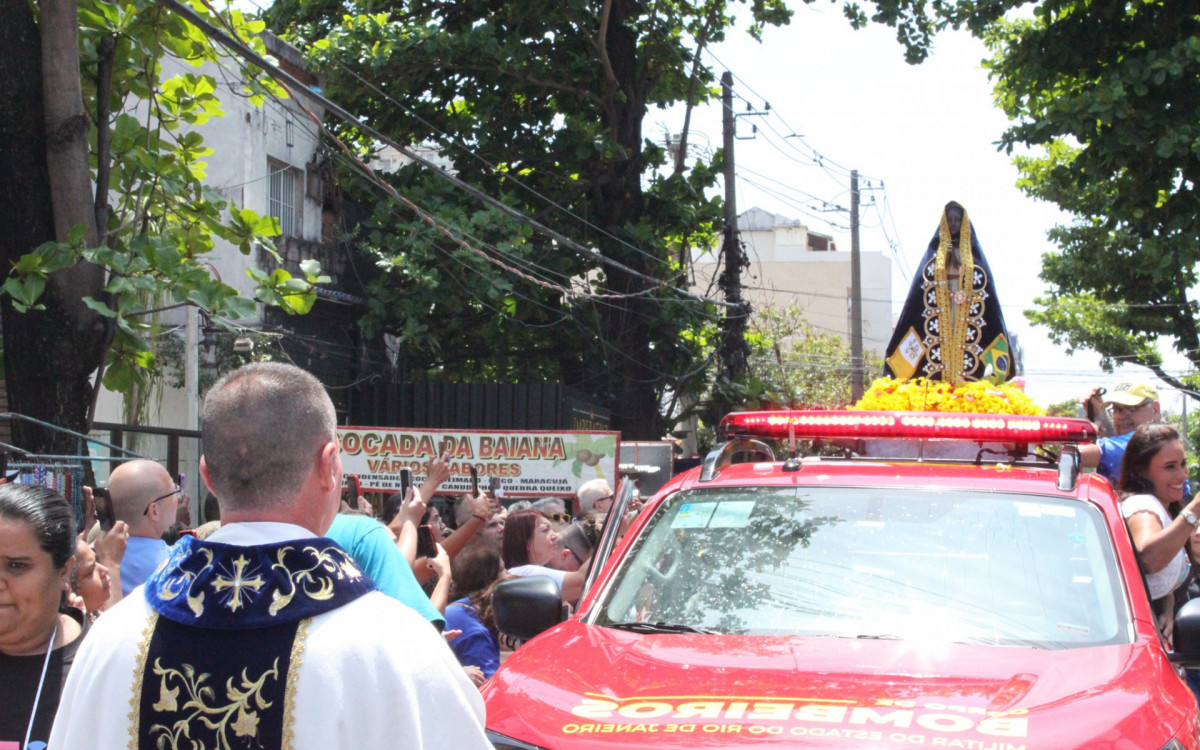 Chegada da imagem de Nossa Senhora em carro do Corpo de Bombeiros