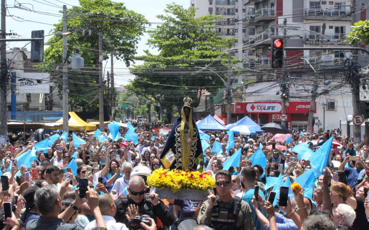 Multidão saúda Nossa Senhora em celebração no Cachambi