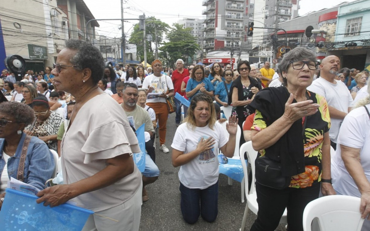 Devotos de Nossa Senhora Aparecida celebram em igreja no Cachambi