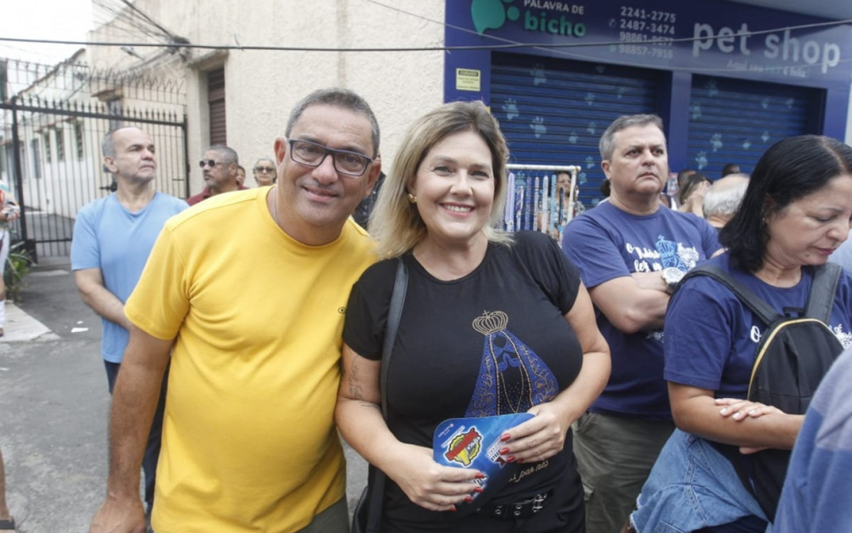 Luiz Felipe foi ao evento religioso junto da mulher, Samanta Almeida