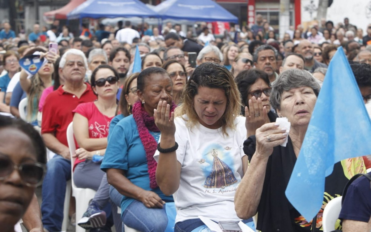 Devotos se emocionam durante celebração da santa