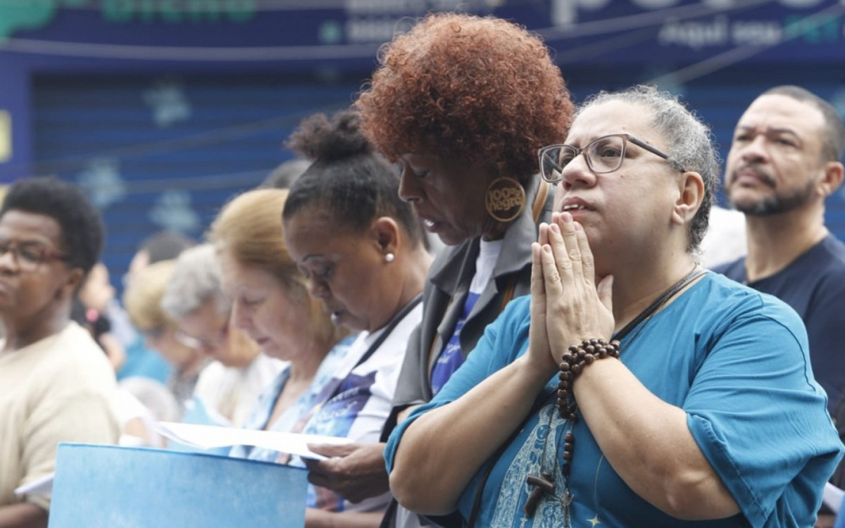 Rosângela da Cruz durante missa neste domingo (12)