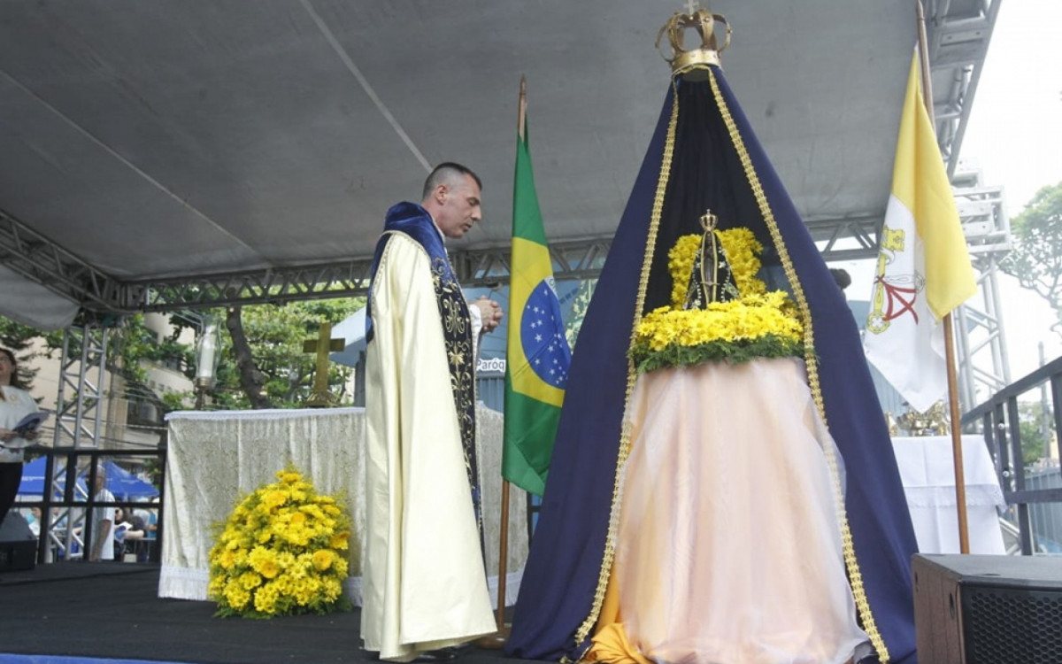 Padre presta homenagem à Nossa Senhora Aparecida