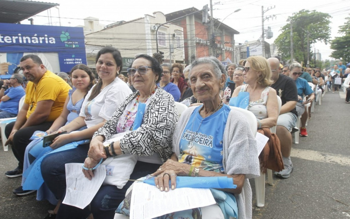 Awanyl Martins, à direita, celebra o dia de Nossa Senhora Aparecida
