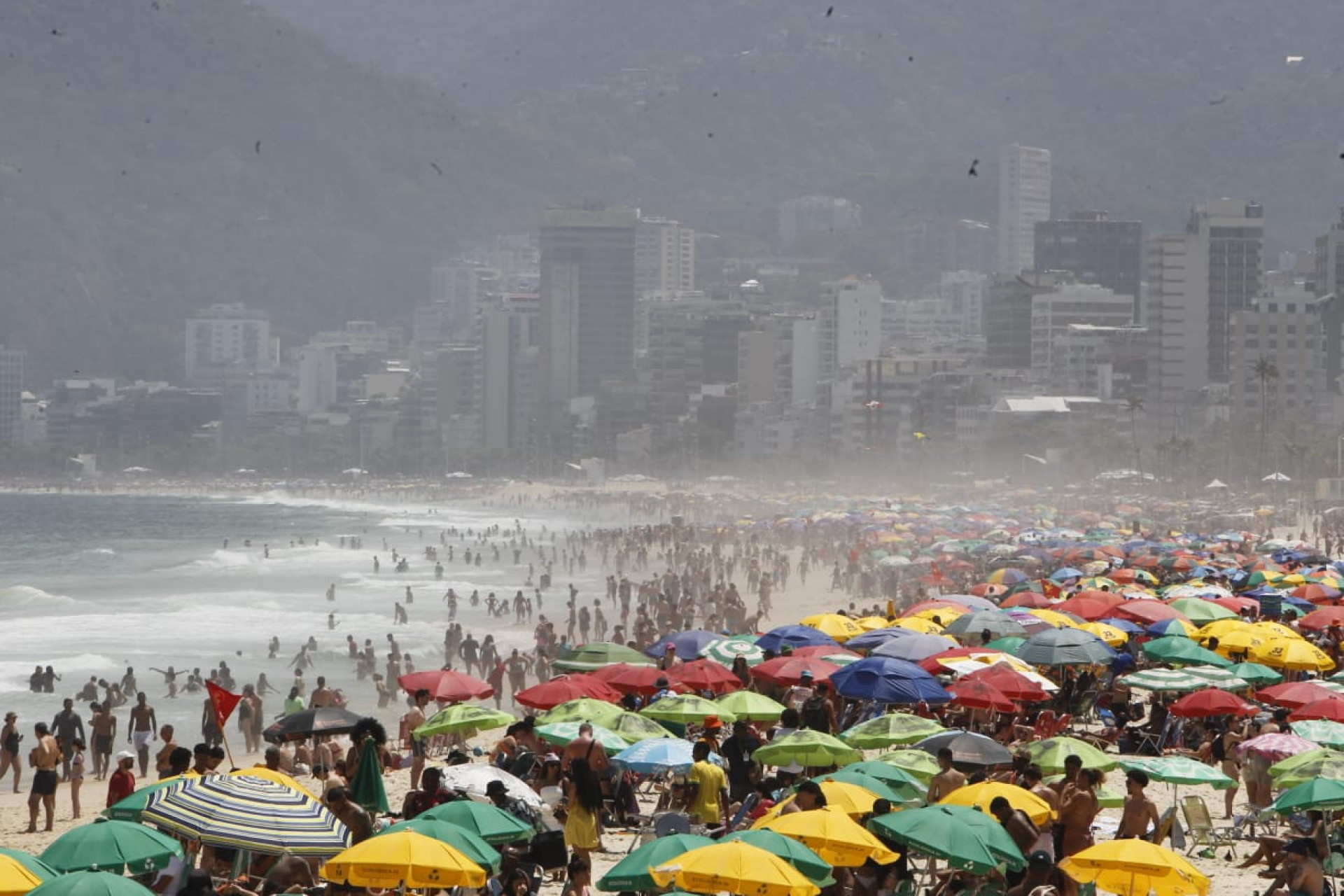Em dia ensolarado, cariocas e turistas aproveitaram a praia e a orla de Ipanema, na Zona Sul - Reginaldo Pimenta / Agência O Dia