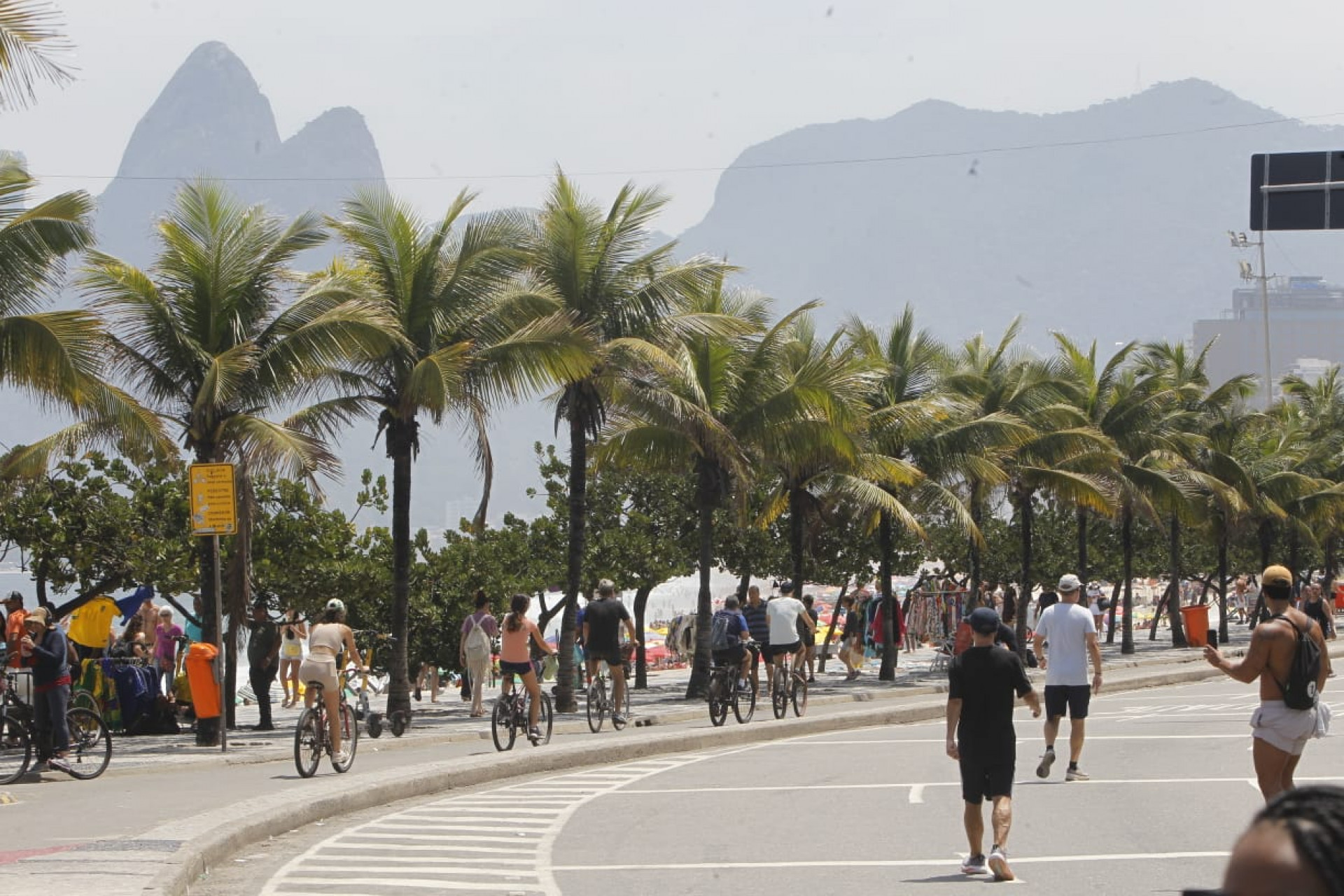 Em dia ensolarado, cariocas e turistas aproveitaram a praia e a orla de Ipanema, na Zona Sul - Reginaldo Pimenta / Agência O Dia