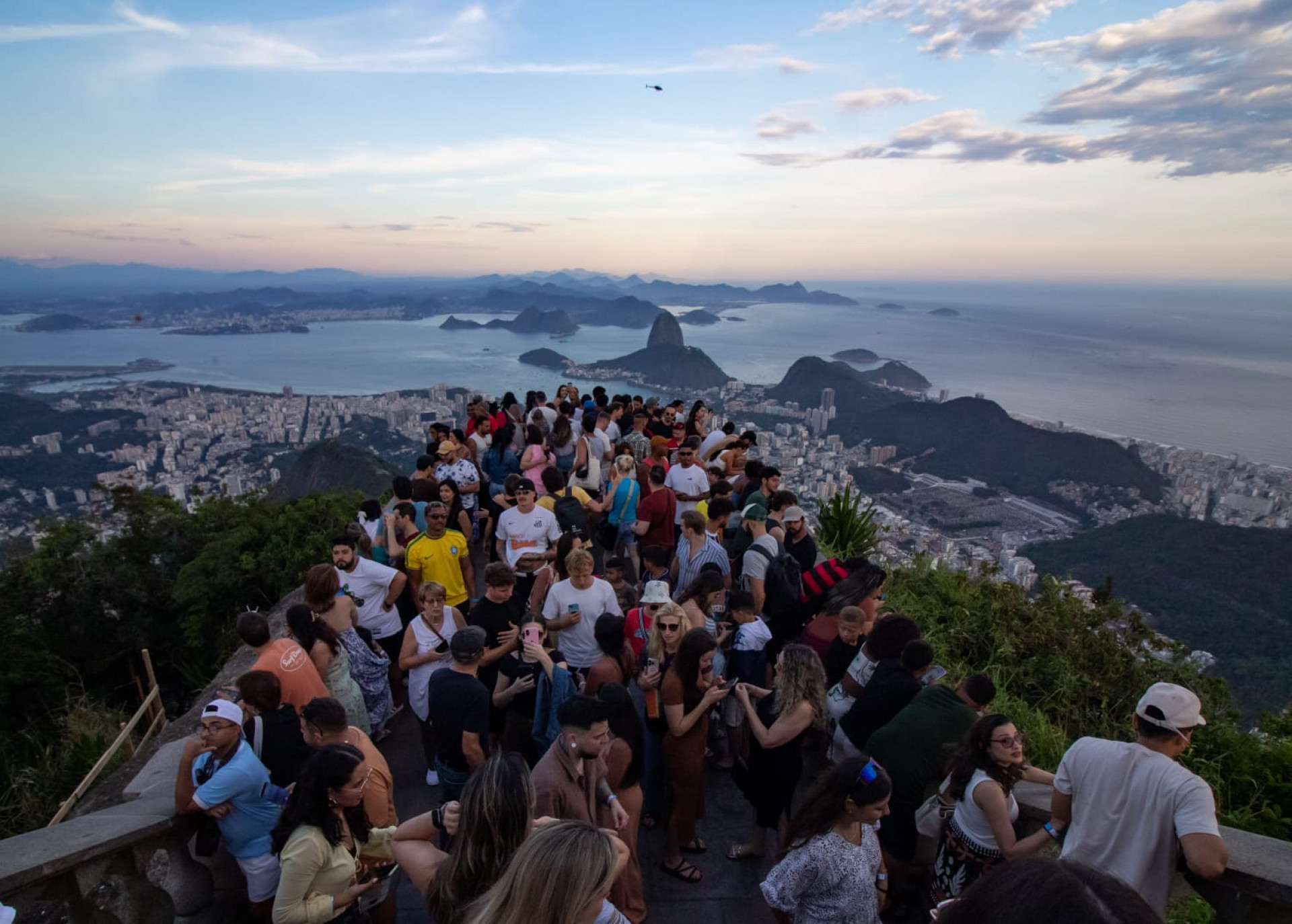 Centenas de pessoas acompanharam celebrações no Cristo Redentor neste domingo (12) - Érica Martin / Agência O Dia