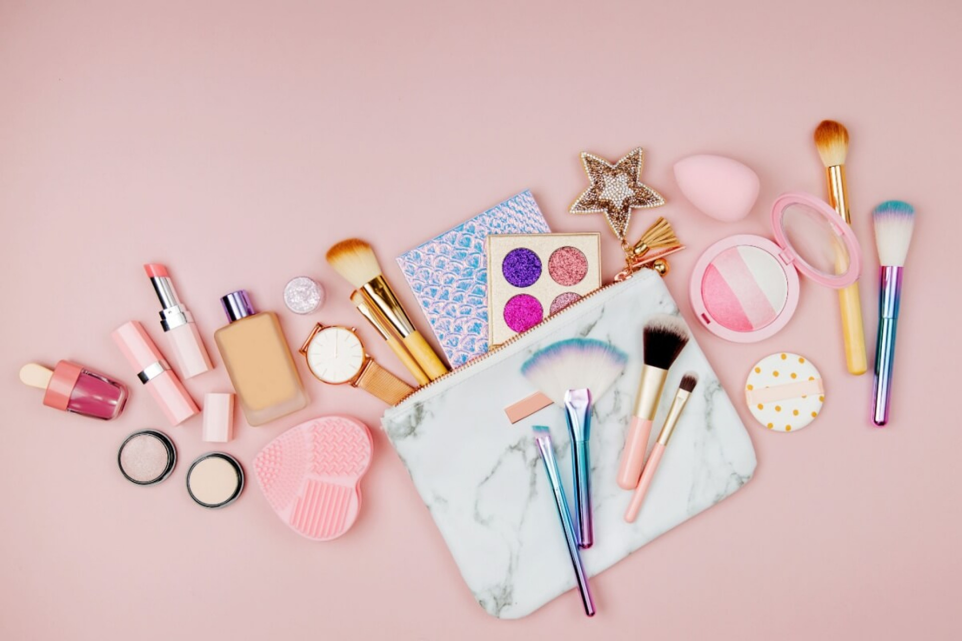 Muito al&eacute;m de uma moda, o kawaii se firma como um estilo que integra encantamento visual e performance real nos cuidados de beleza (Imagem: Igisheva Maria | Shutterstock)