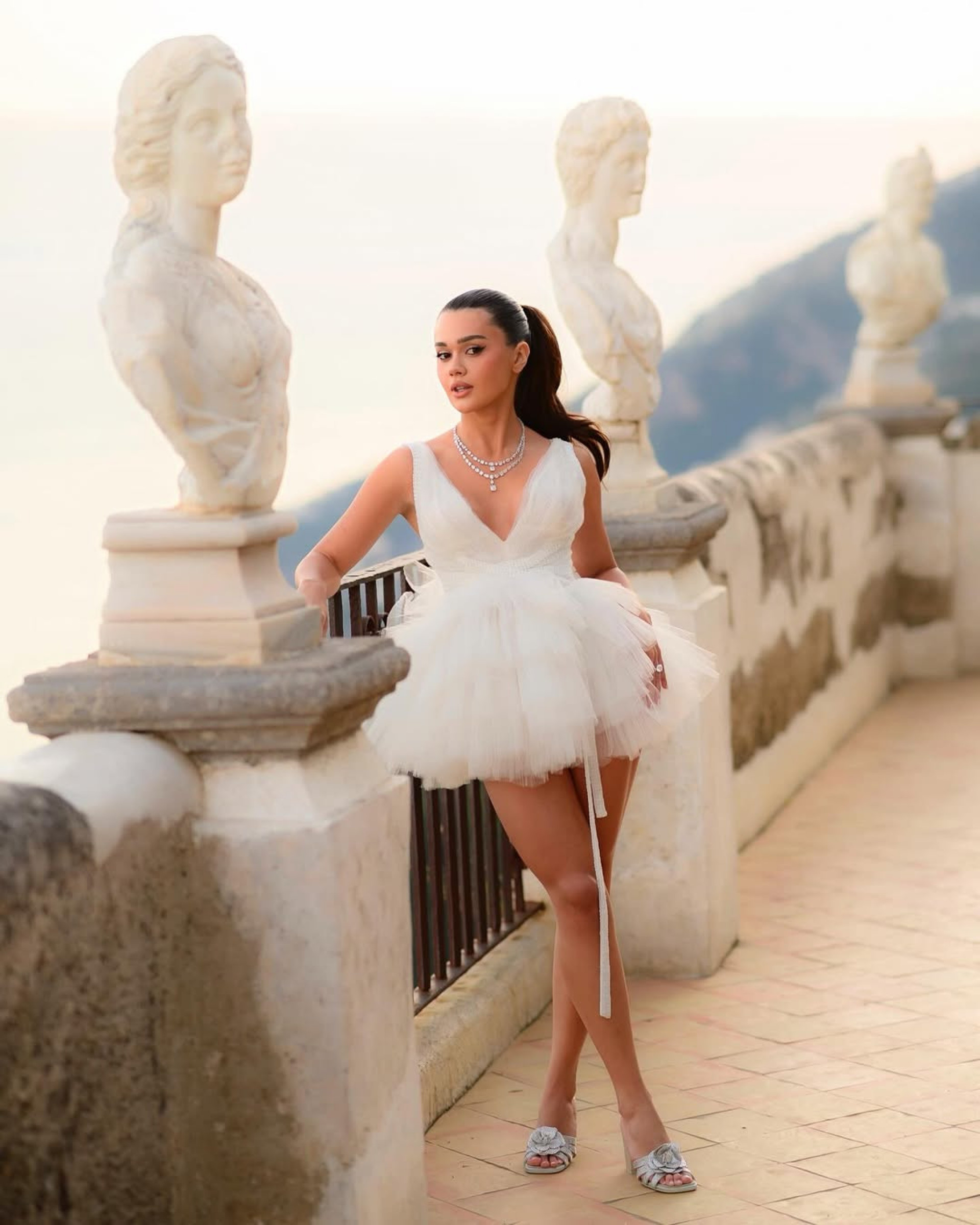 Franciny Ehlke usa vestido branco curto para festa pré-casamento com Tony Maleh - Reprodução / Instagram