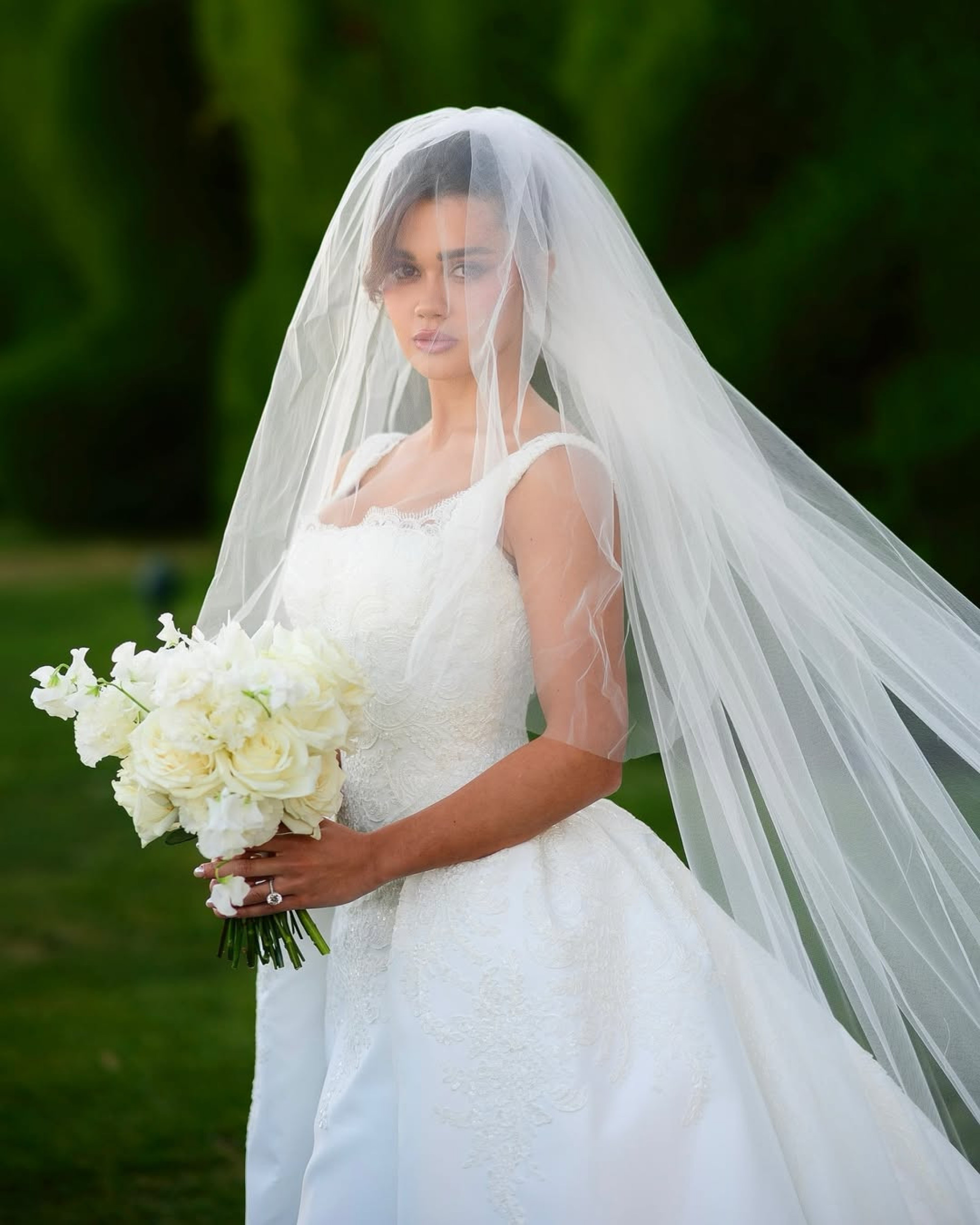 Franciny Ehlke usa vestido de noiva clássico, branco e rendado - Reprodução / Instagram