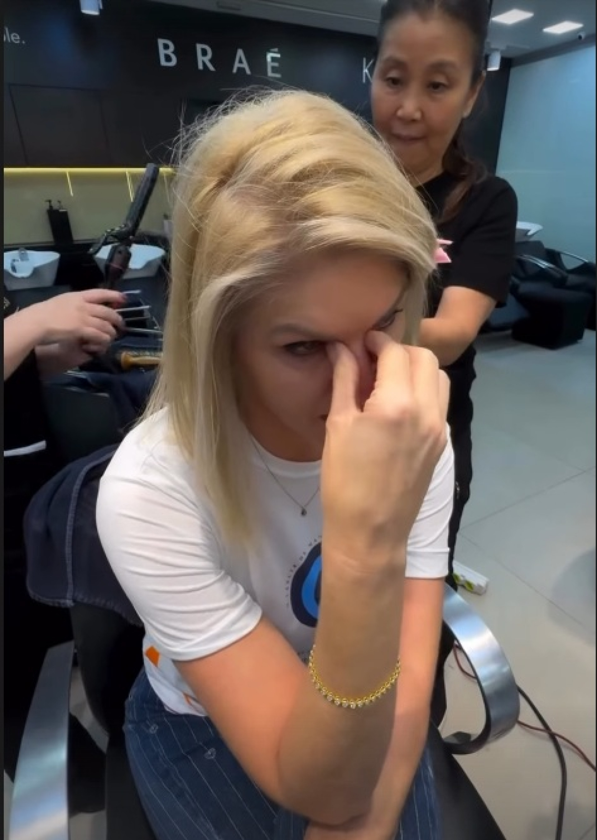 Val Machiori chora antes do corte de cabelo - Reprodução/Instagram