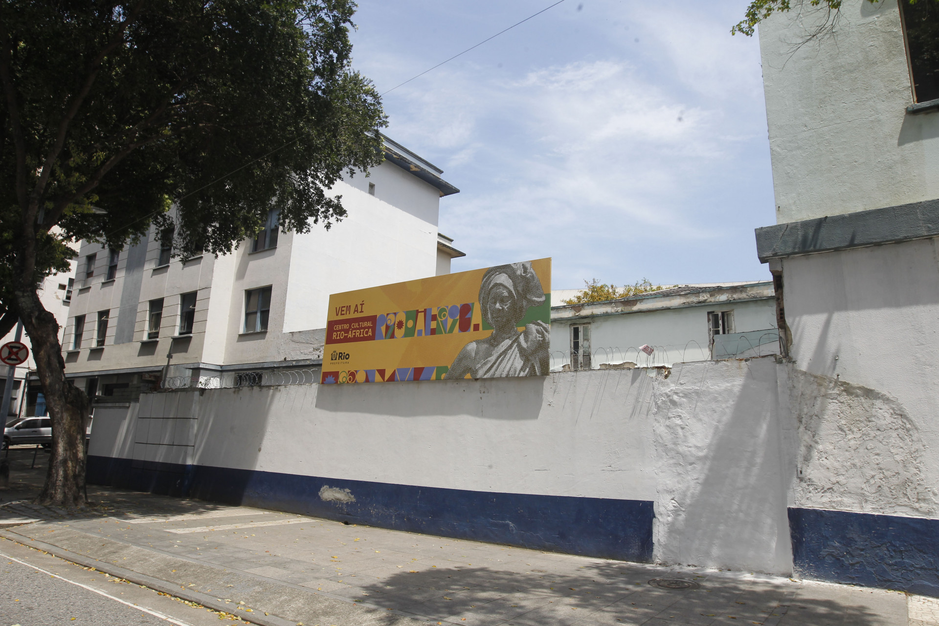 Prédio na Avenida Venezuela teve os acessos concretados e concertinas foram instaladas para impedir novas ocupações - Reginaldo Pimenta/Agência O Dia