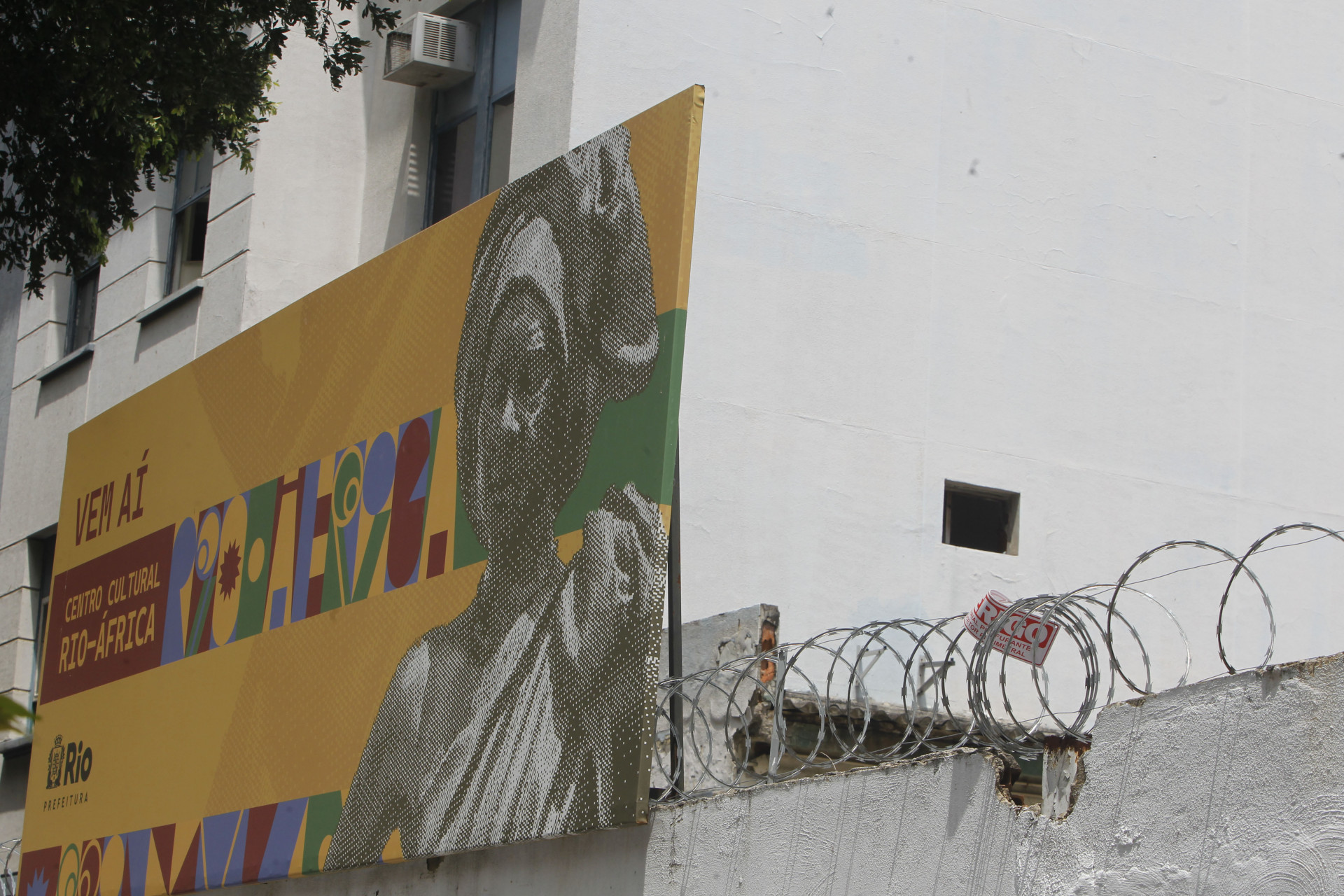 Prédio na Avenida Venezuela teve os acessos concretados e concertinas foram instaladas para impedir novas ocupações - Reginaldo Pimenta/Agência O Dia