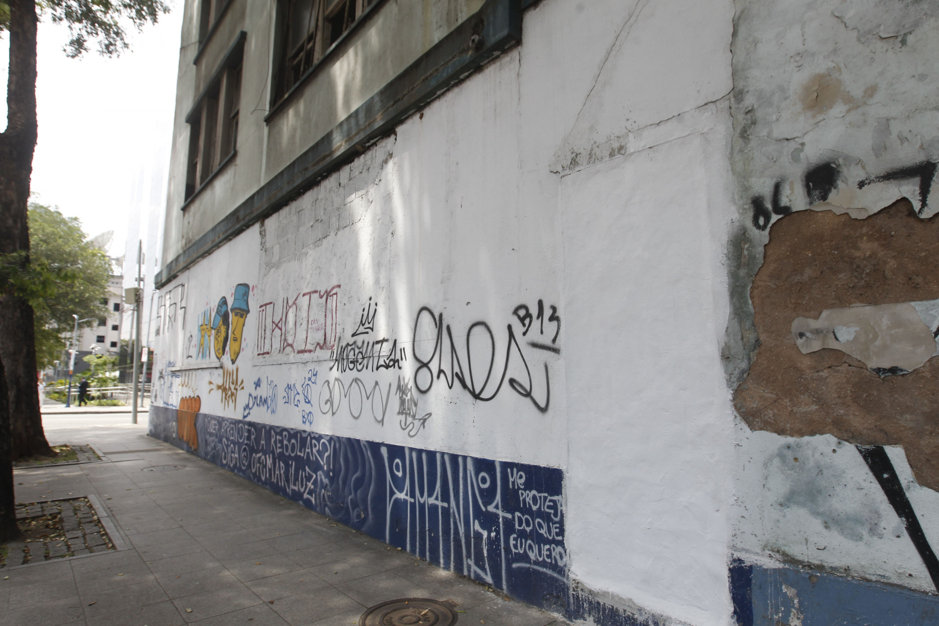 Prédio na Avenida Venezuela teve os acessos concretados e concertinas foram instaladas para impedir novas ocupações - Reginaldo Pimenta/Agência O Dia