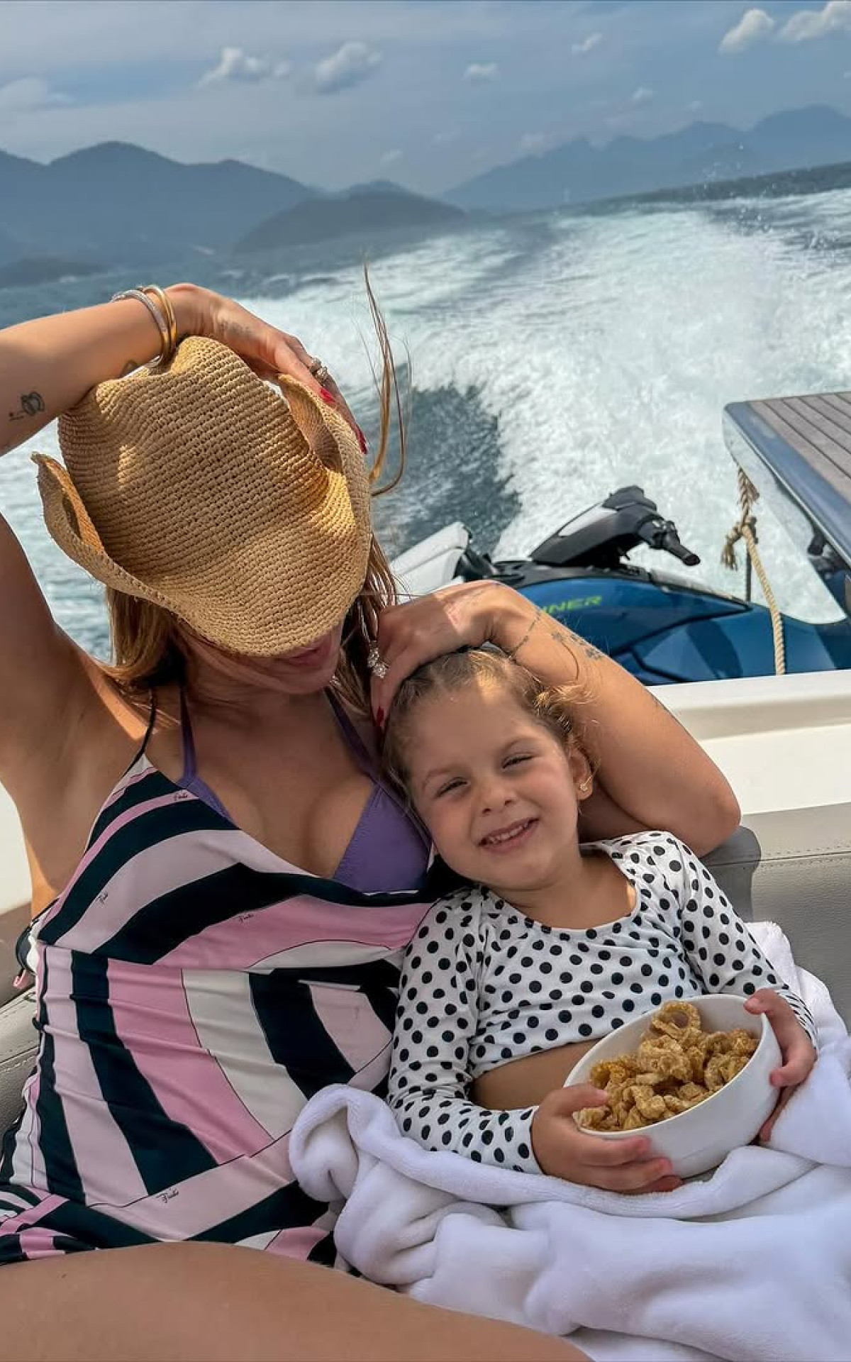 Virginia curte passeio de lancha com Maria Flor - Reprodução/Instagram