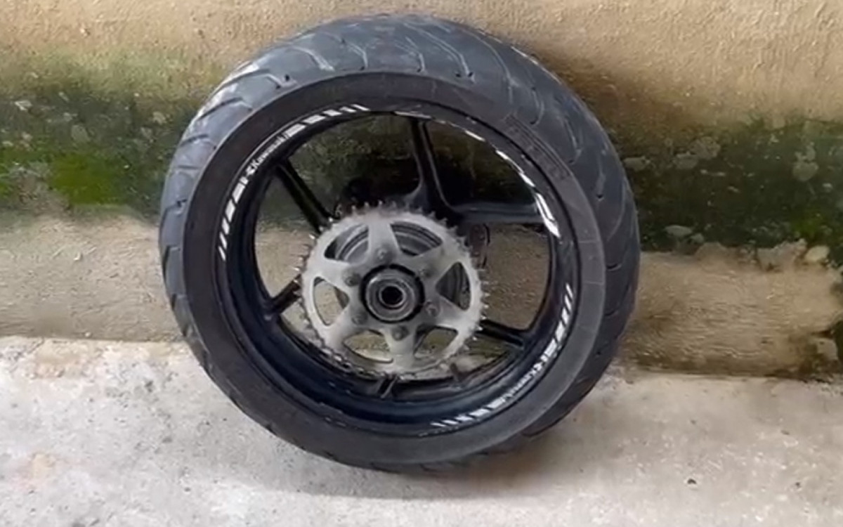 Homem havia retirado uma roda da moto roubada para revendê-la