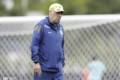 Ancelotti vê Neymar como 'falso 9': 'Pode ser sua posição ideal'