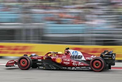 Insatisfeito, Hamilton cobra mudanças internas na Ferrari