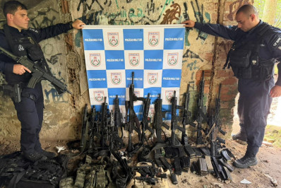 PM prende 14 milicianos e apreende arsenal com 12 fuzis em Jacarepaguá