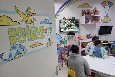 Criança de um ano engole pilha e moeda e é internado para remoção