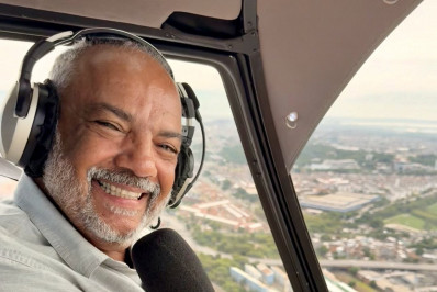 Repórter da TV Globo se emociona ao ver foto da infância