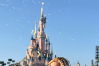 Lore Improta responde críticas por ir à Disney sem a filha: 'Meu presente'