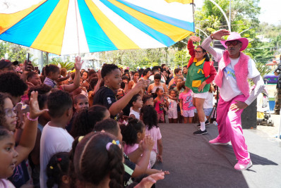 Dia das Crianças reúne centenas de famílias na Praça Zé Garoto
