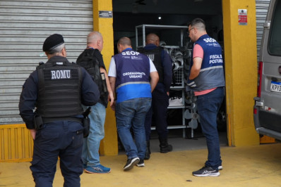 Posturas interdita dois estabelecimentos por propaganda irregular