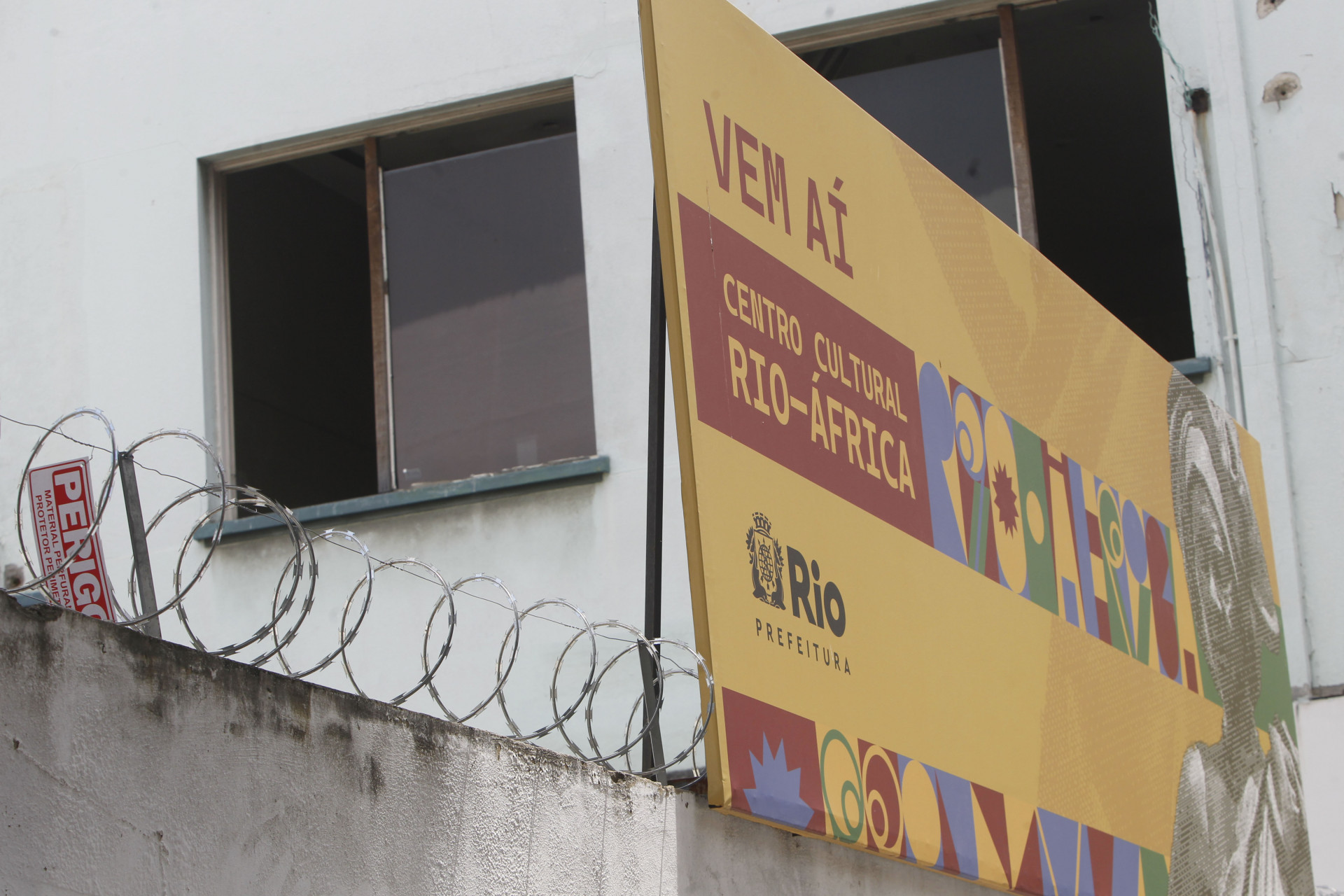 Prédio na Avenida Venezuela teve os acessos concretados e concertinas foram instaladas para impedir novas ocupações - Reginaldo Pimenta/Agência O Dia