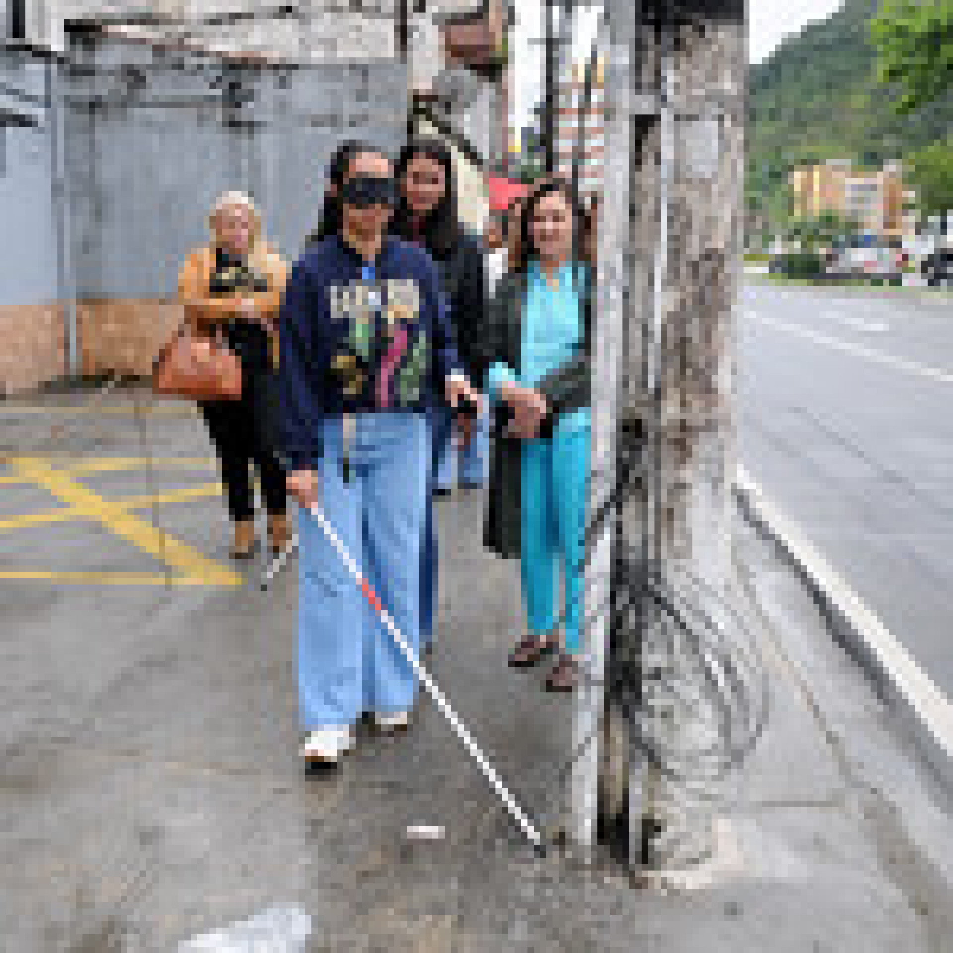 Poste no meio da cal&ccedil;ada dificulta deficiente visual de se locomover  - Divulga&ccedil;&atilde;o/PMAR
