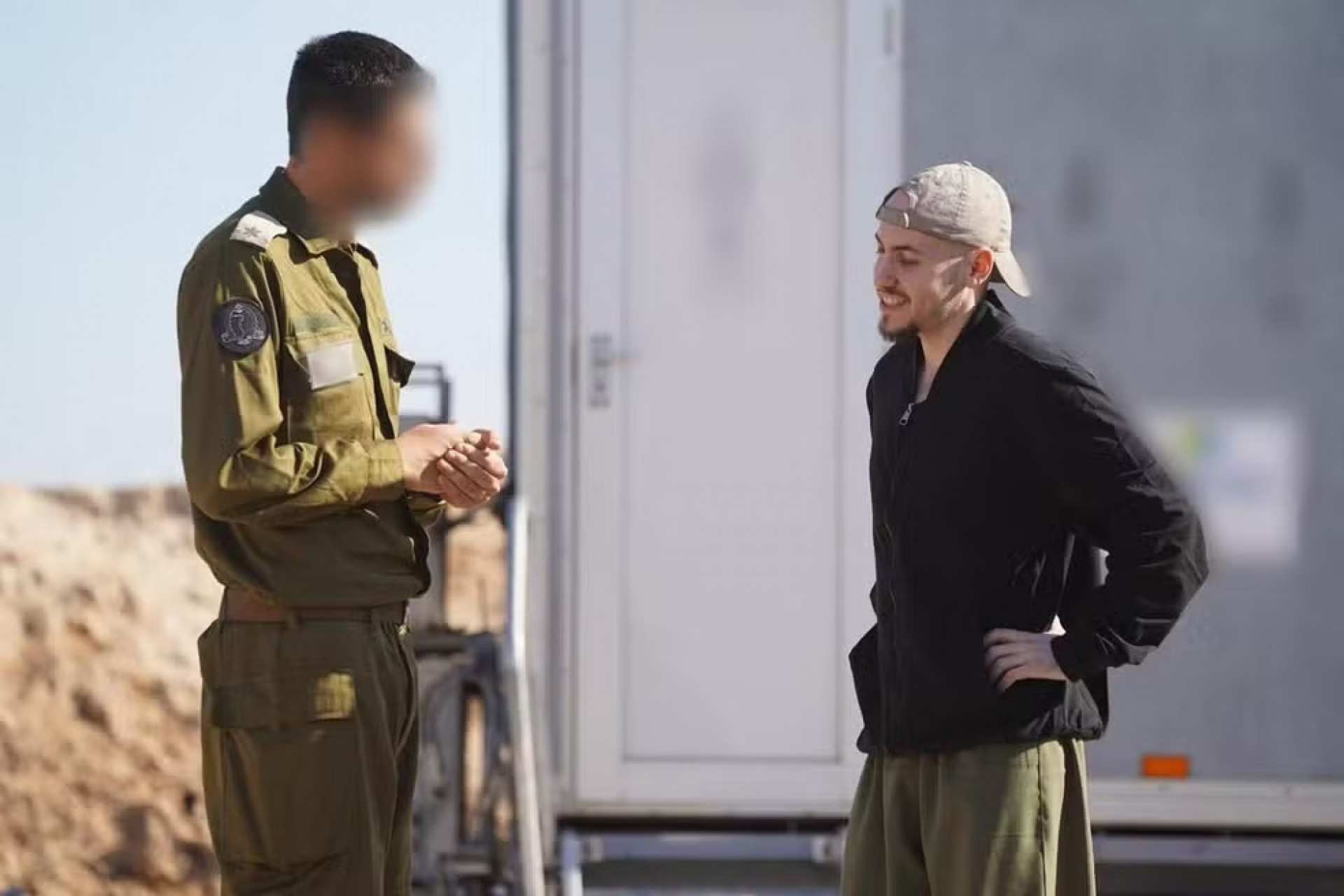 Sequestrados foram entregues à Cruz Vermelha, que os levou até o Exército israelense - Divulgação / IDF