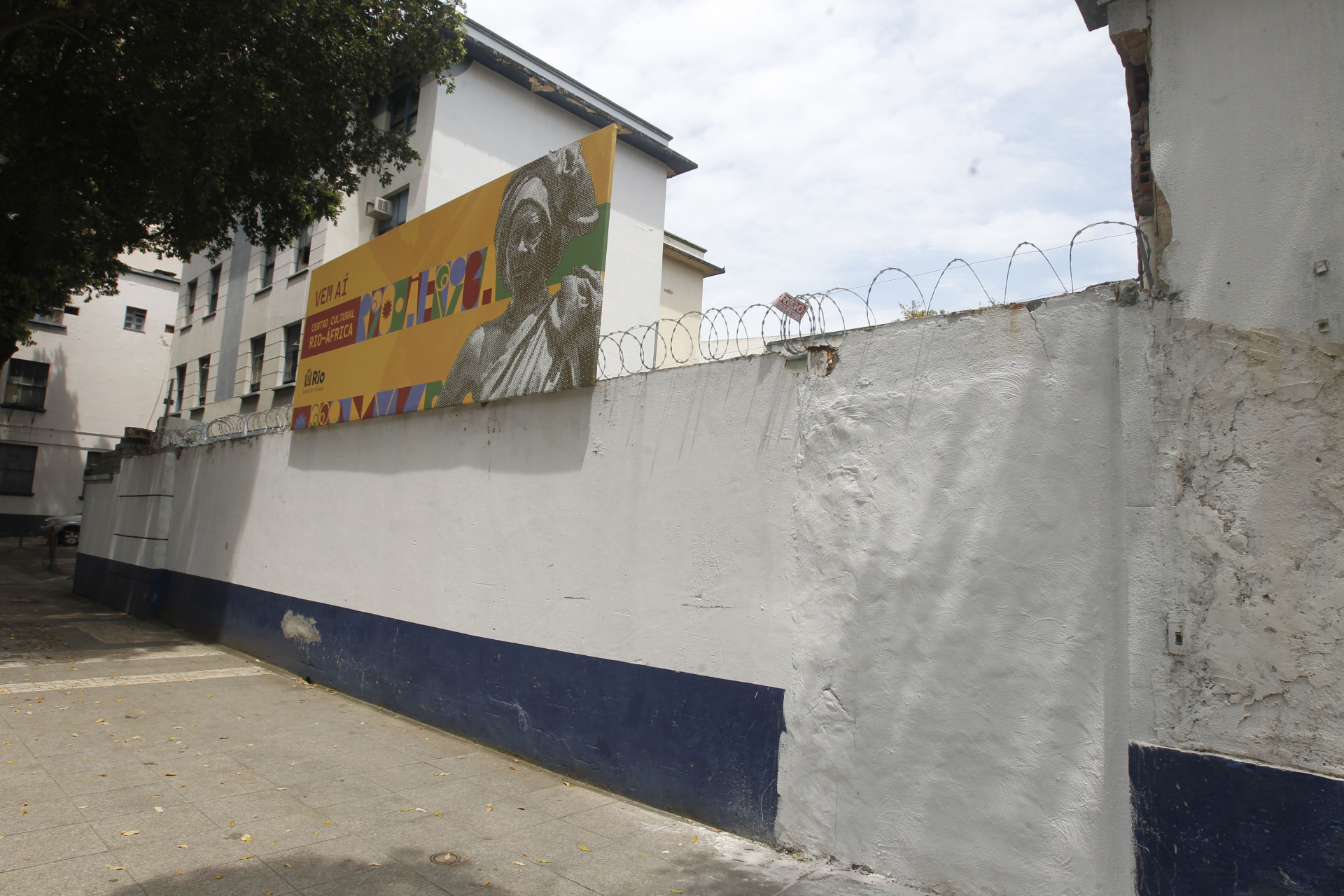 Prédio na Avenida Venezuela teve os acessos concretados e concertinas foram instaladas para impedir novas ocupações - Reginaldo Pimenta/Agência O Dia