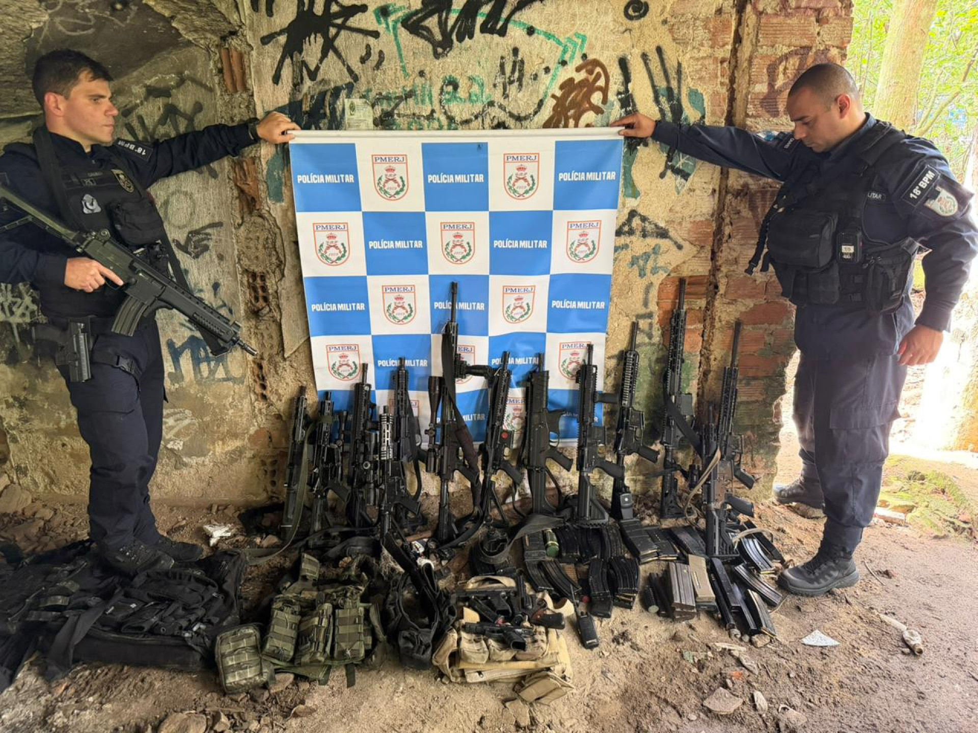 Arsenal de milicianos tinha 12 fuzis, pistolas, revólver, carabina e granadas - Divulgação/Polícia Militar