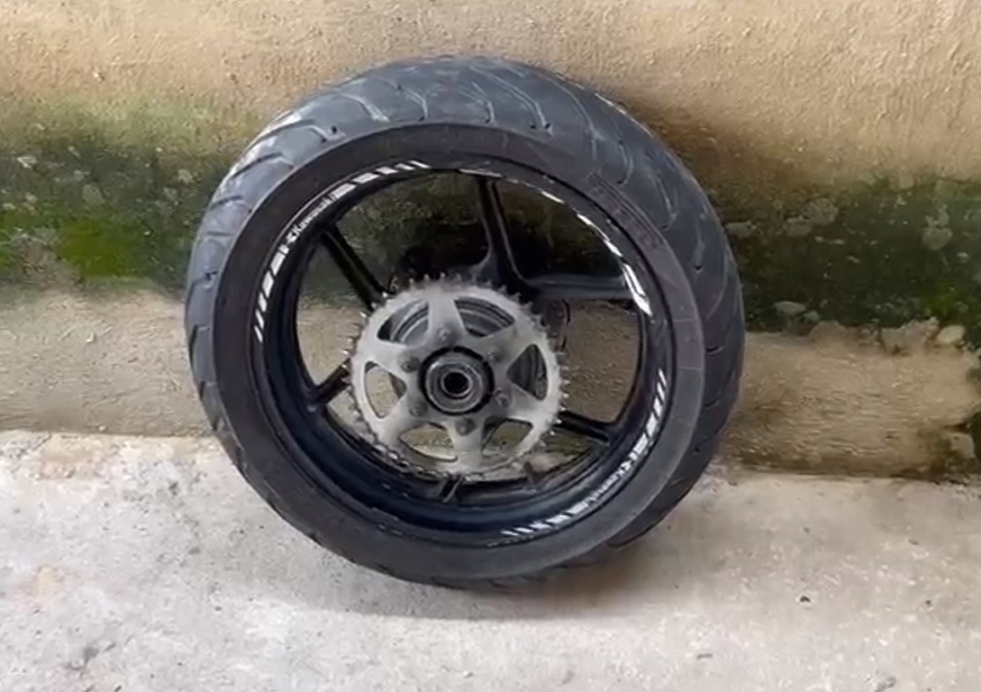 Homem havia retirado uma roda da moto roubada para revendê-la - Reprodução