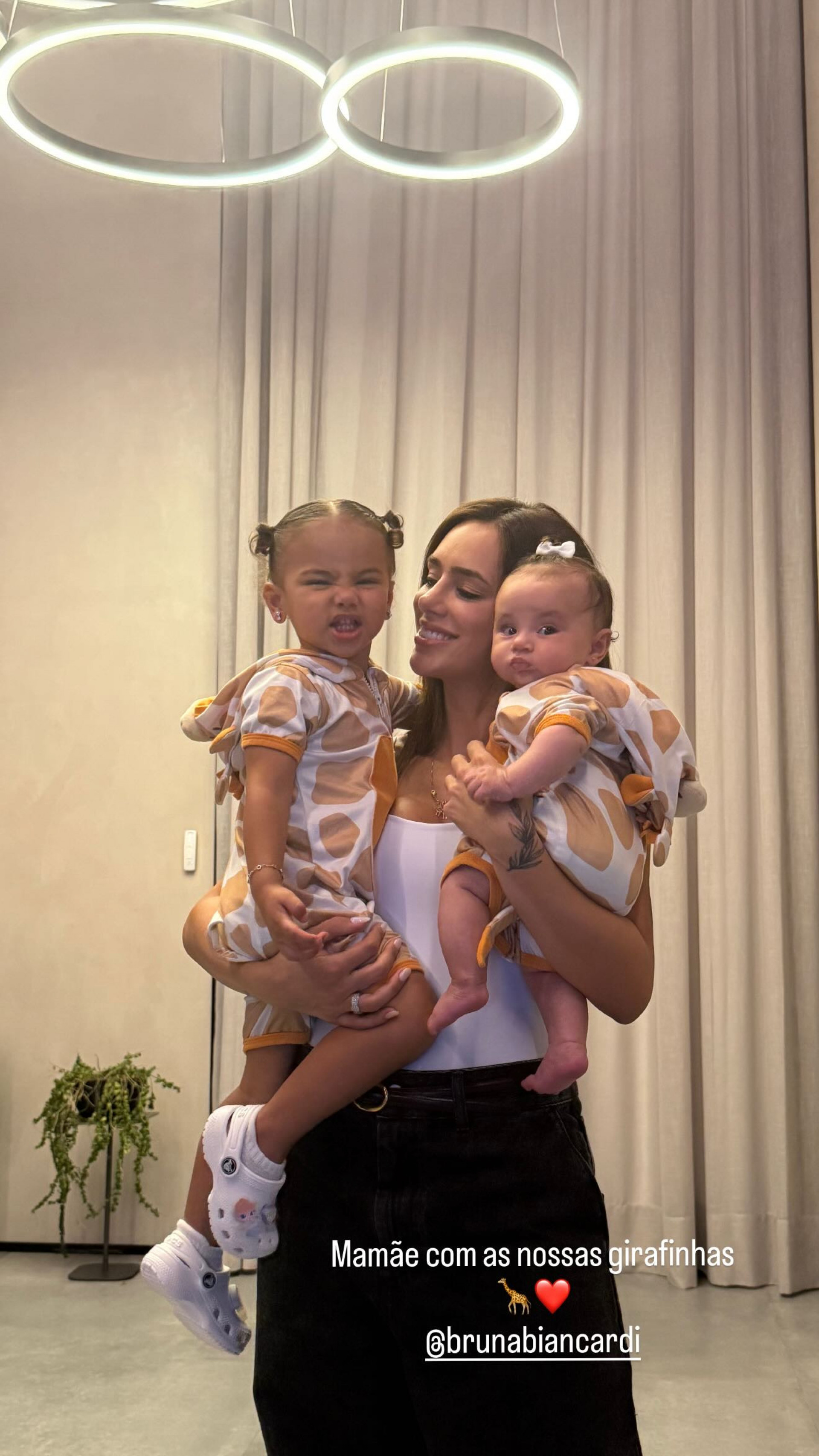 Neymar Jr. afastou rumores de crise ao publicar foto de Bruna com as filhas  - Reprodução/Instagram 