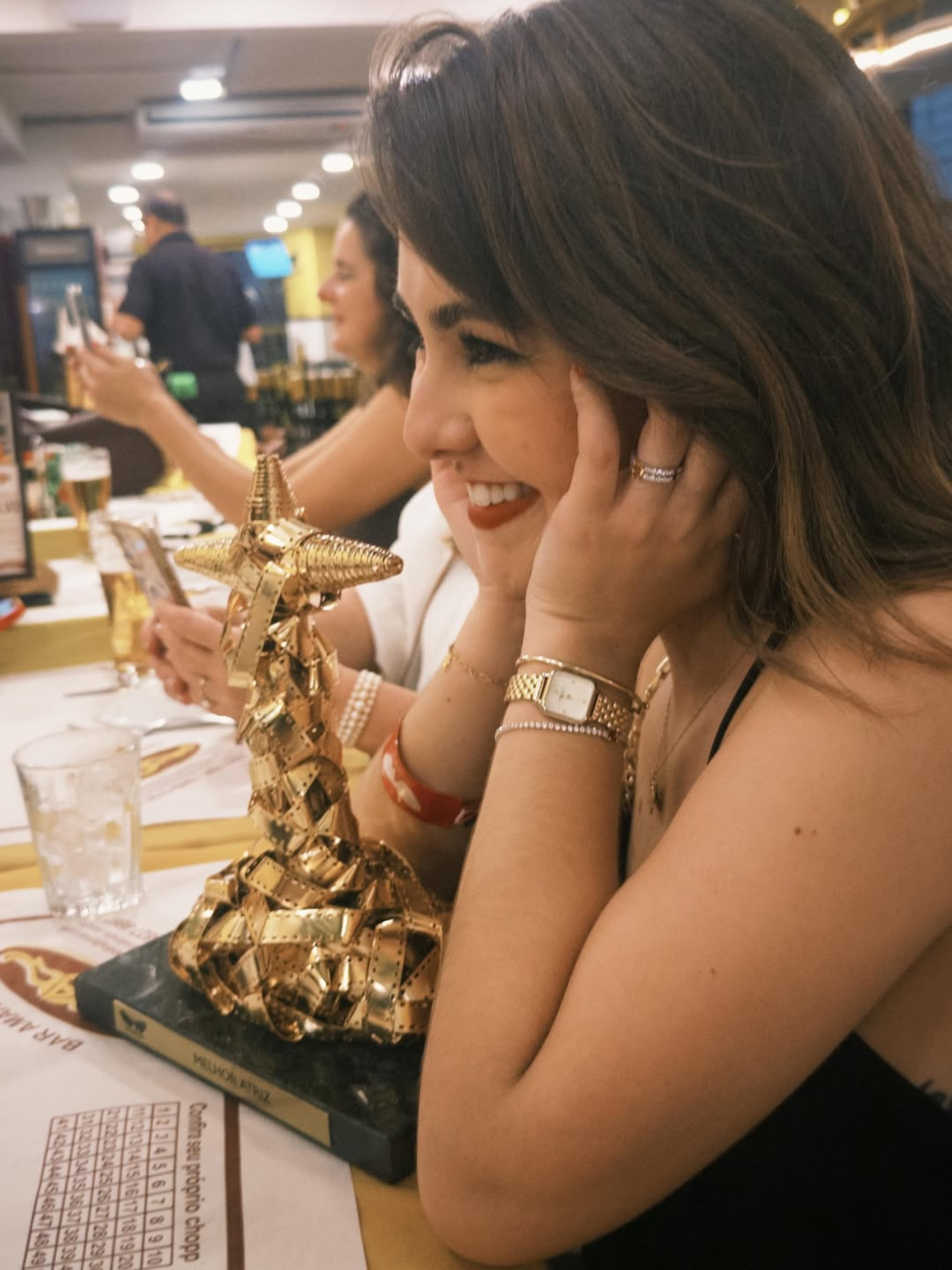 Klara Castanho com o troféu conquistado no Festival do Rio  - Reprodução/Instagram 