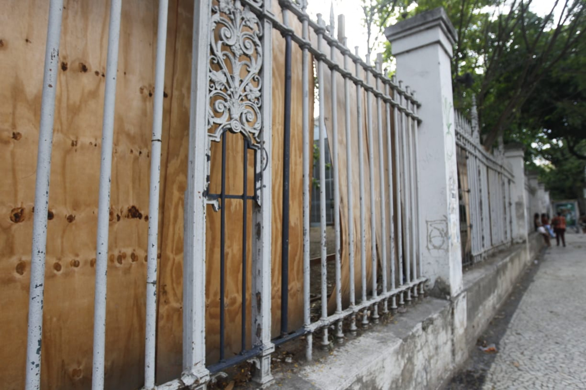 Parte das grades chegaram a ser reparadas, mas boa parte ainda continua quebrada - Reginaldo Pimenta / Agência O Dia