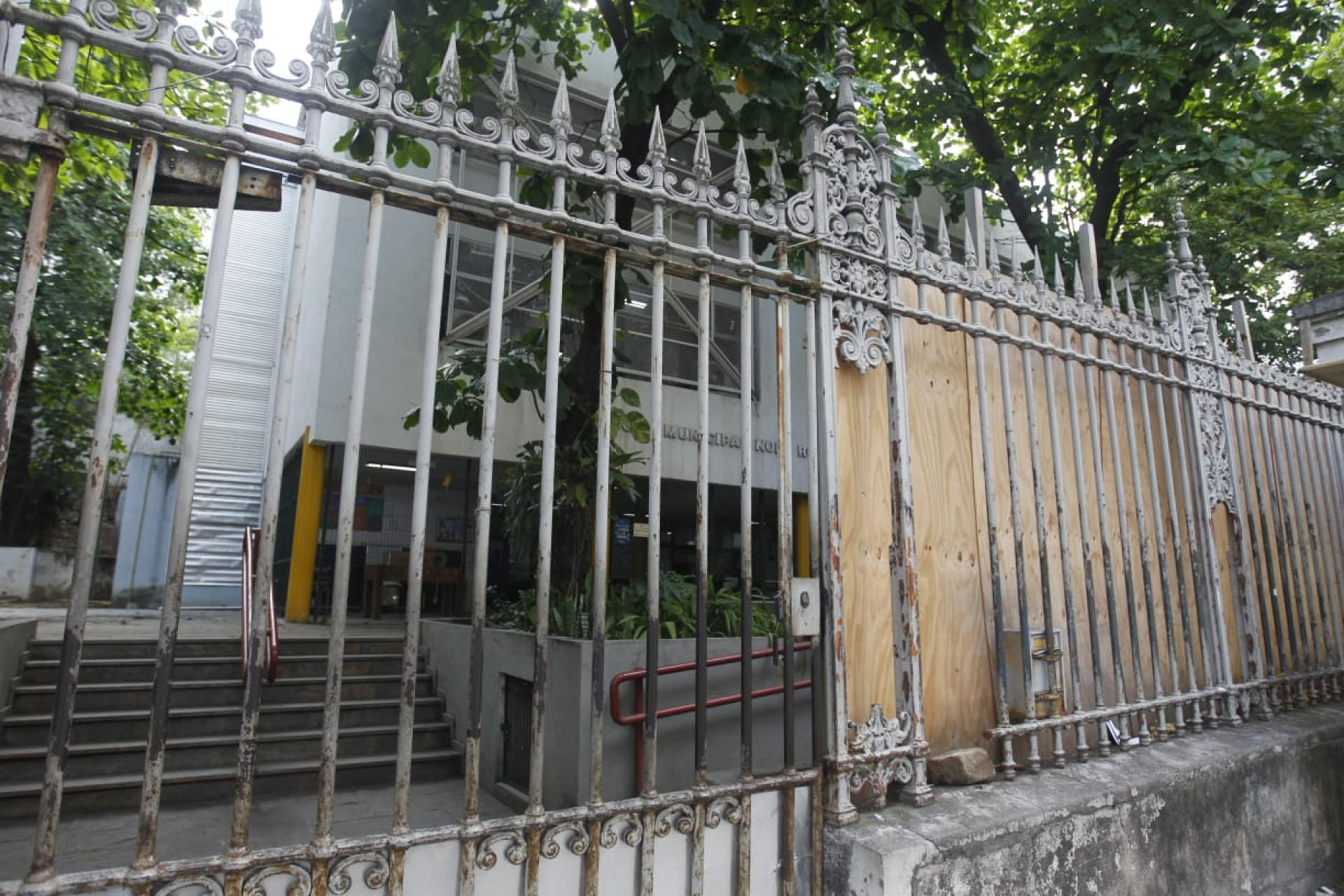 Escola Municipal Noel Rosa coloca tapumes no lugar de grades furtadas - Reginaldo Pimenta / Agência O Dia