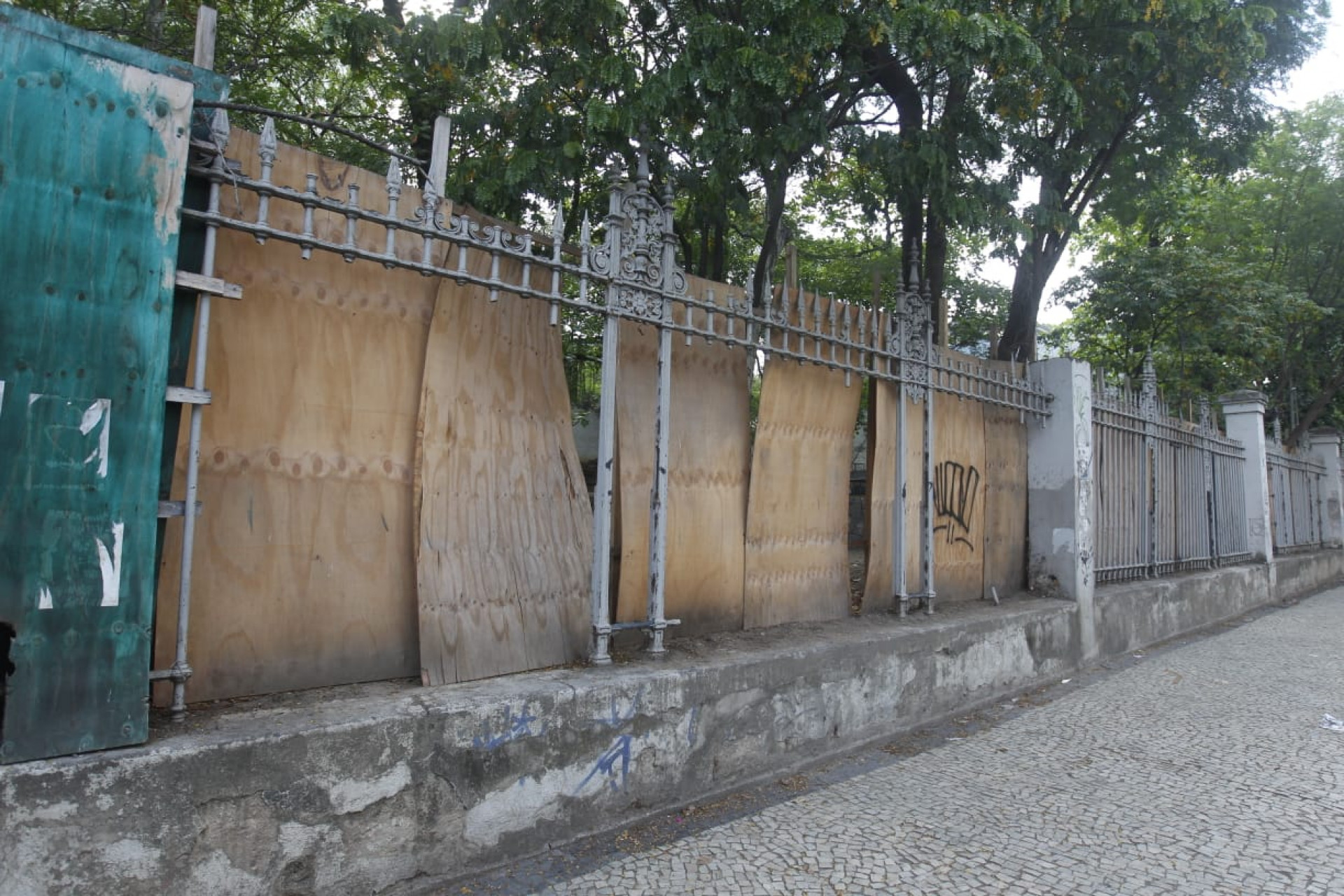 Escola Municipal Noel Rosa coloca tapumes no lugar de grades furtadas - Reginaldo Pimenta / Agência O Dia