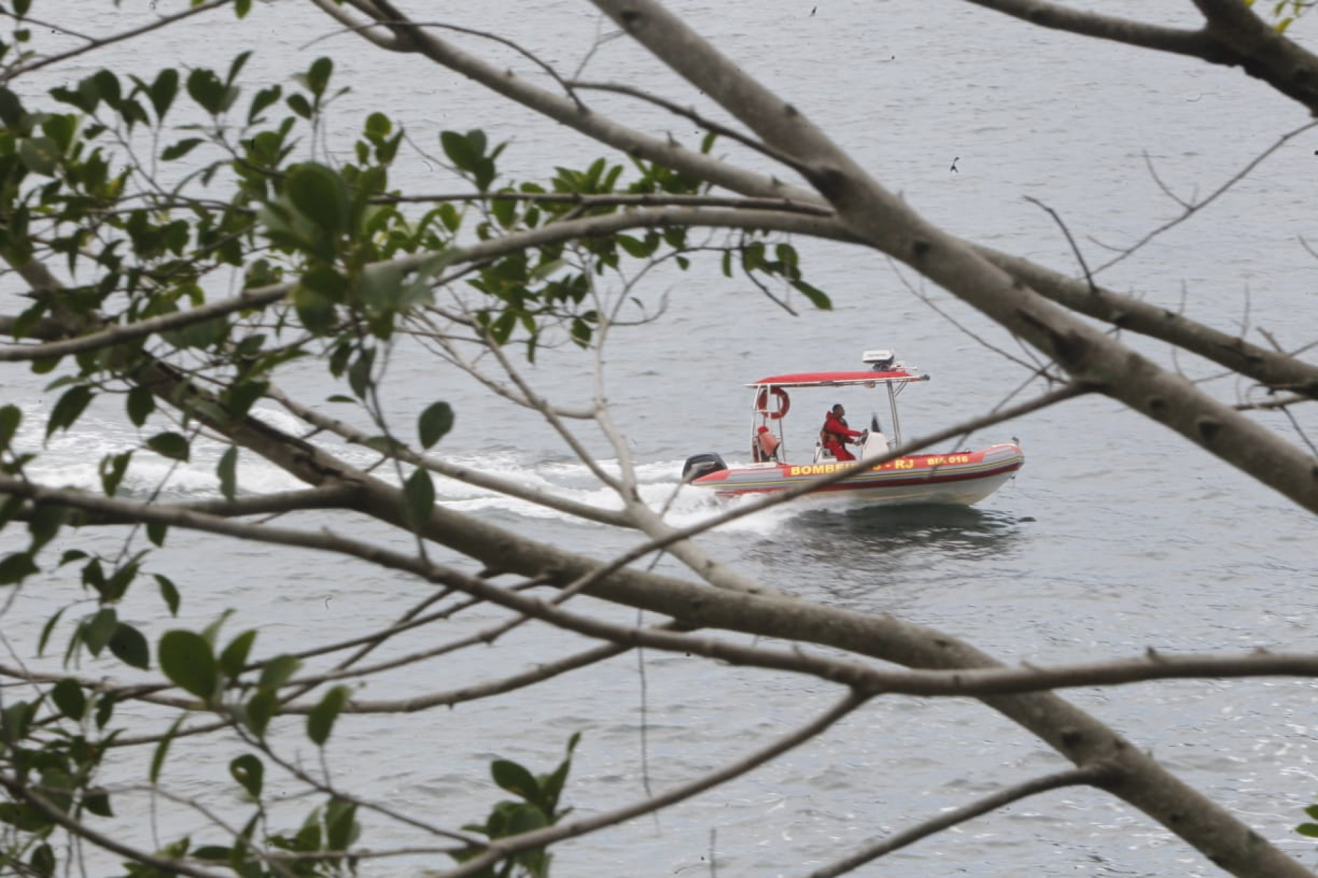 Grupamento Marítimo faz buscas no mar perto do costão do Morro da Urca - Reginaldo Pimenta / Agência O Dia