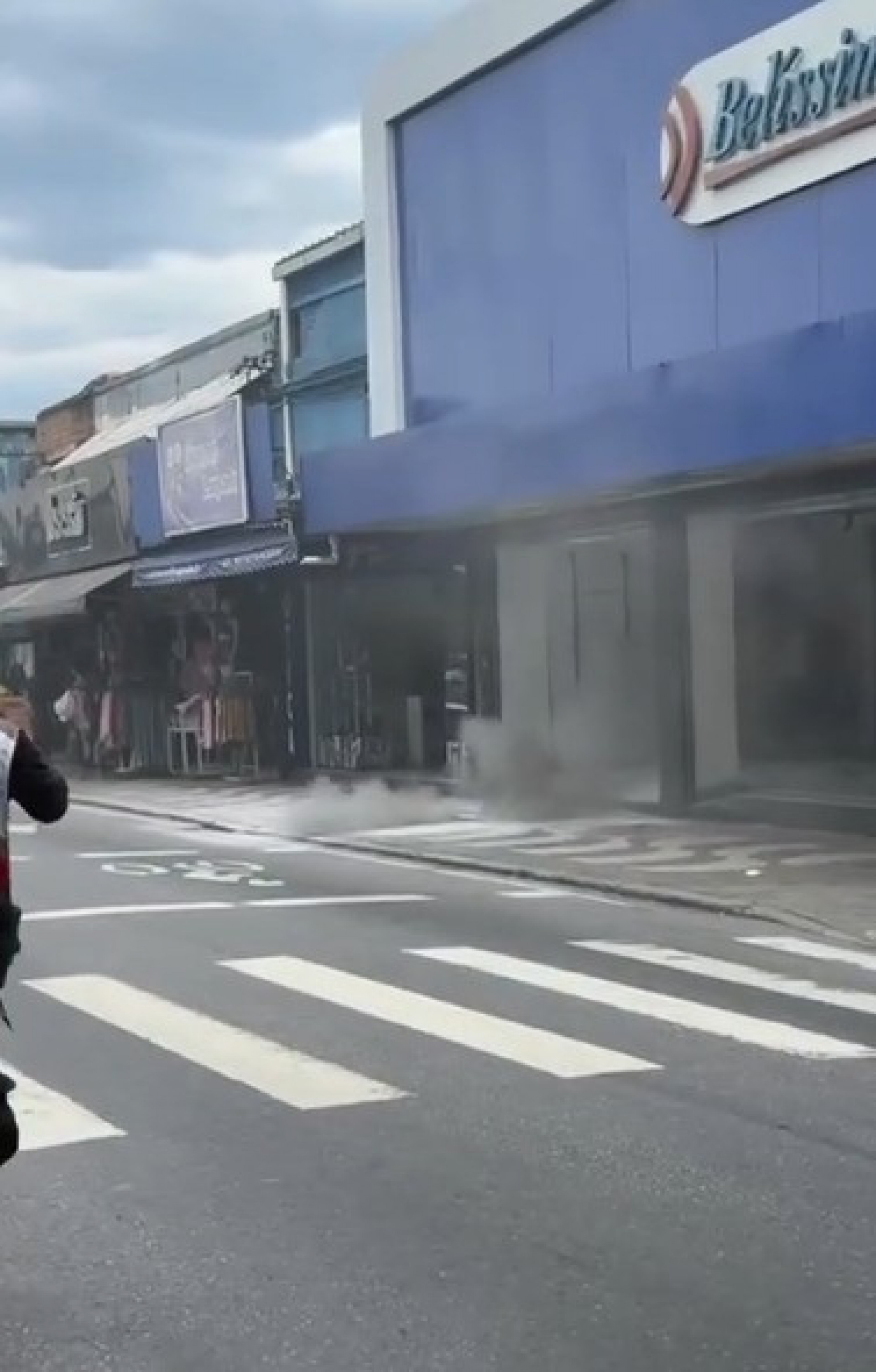 Light ainda apura causas da fumaça no bueiro em Bangu