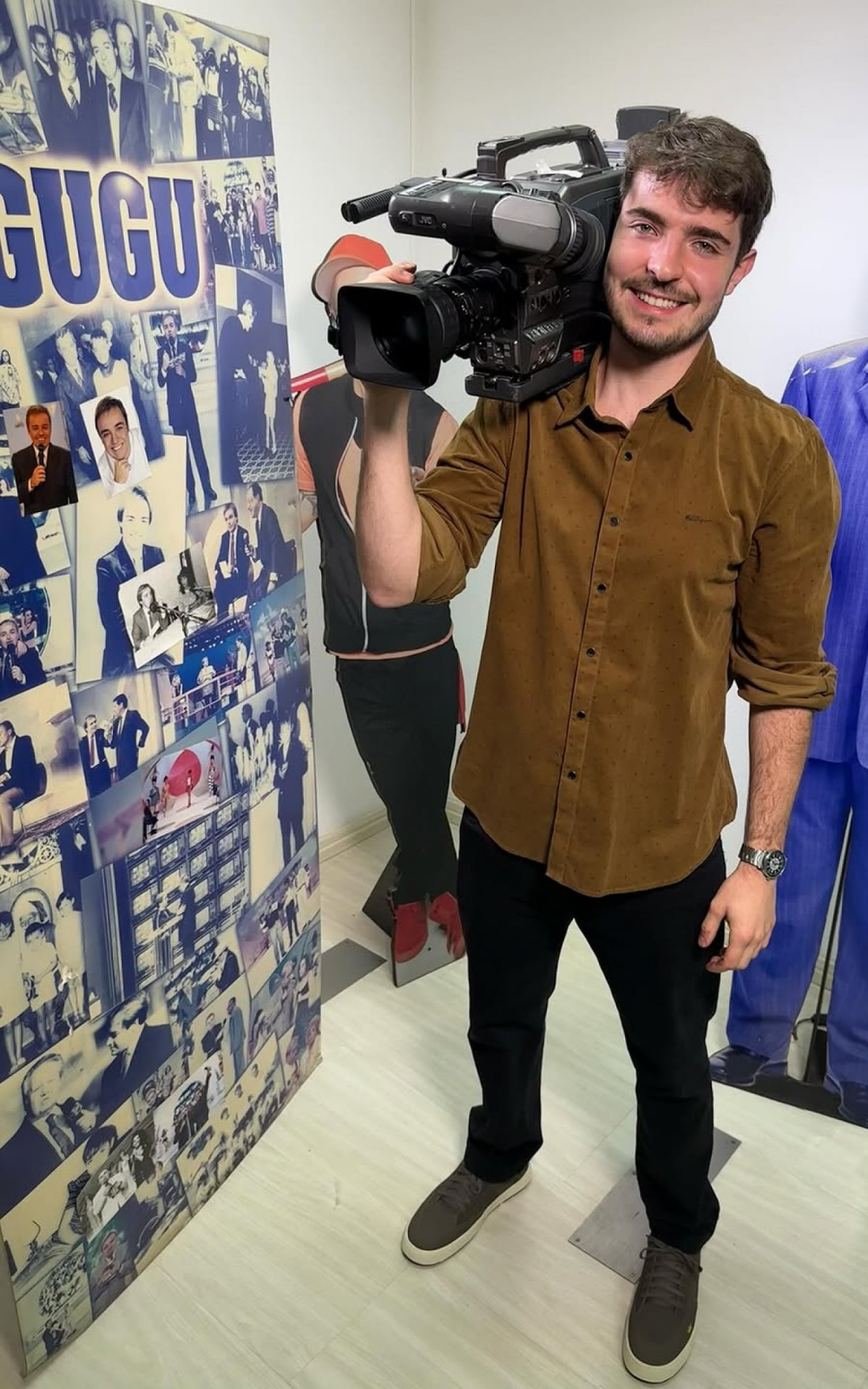 João Augusto Liberato posa no acervo com mais de 30 mil itens de Gugu - Reprodução/Instagram