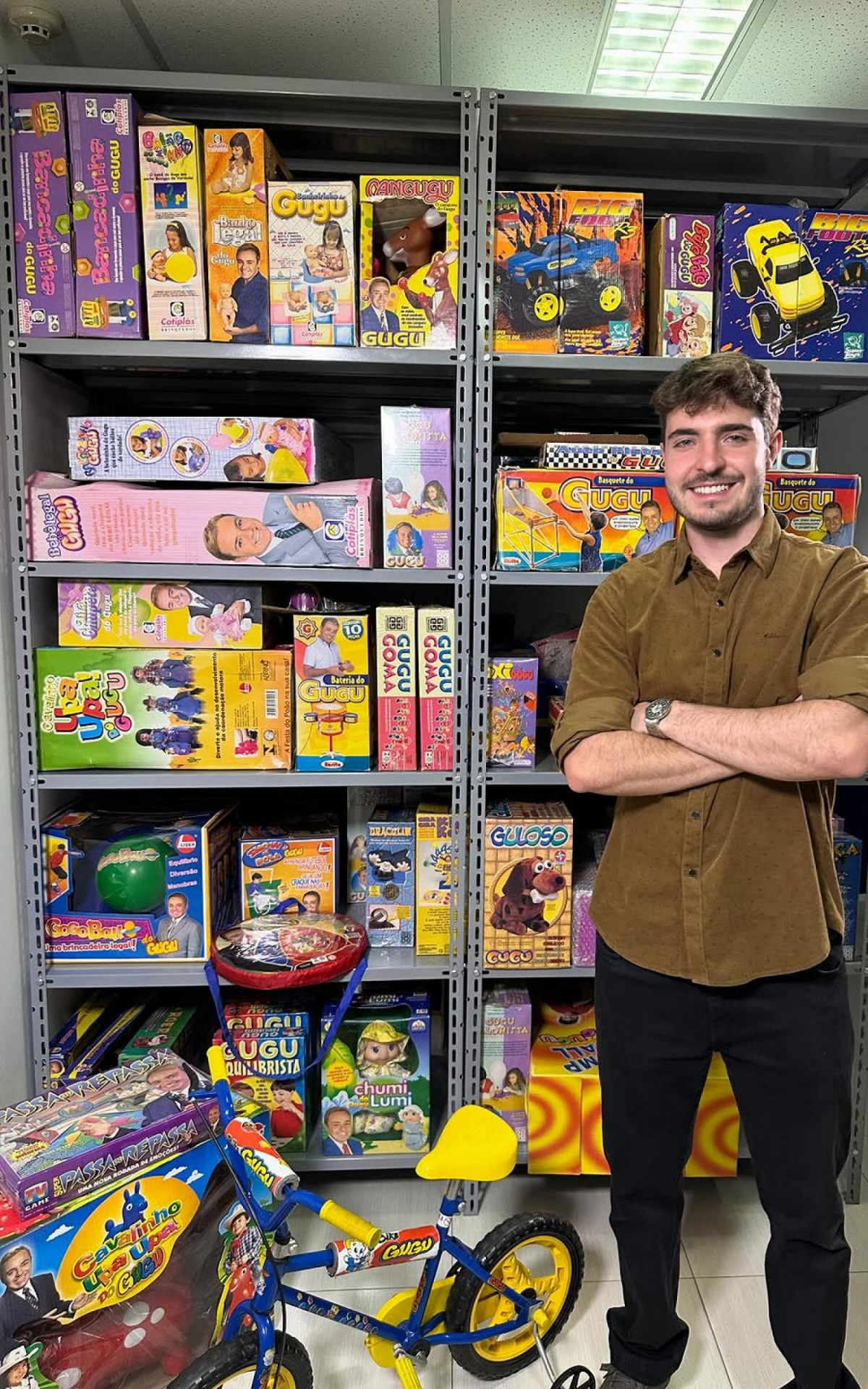 Jo&atilde;o Augusto Liberato posa no acervo com mais de 30 mil itens de Gugu - Reprodu&ccedil;&atilde;o/Instagram
