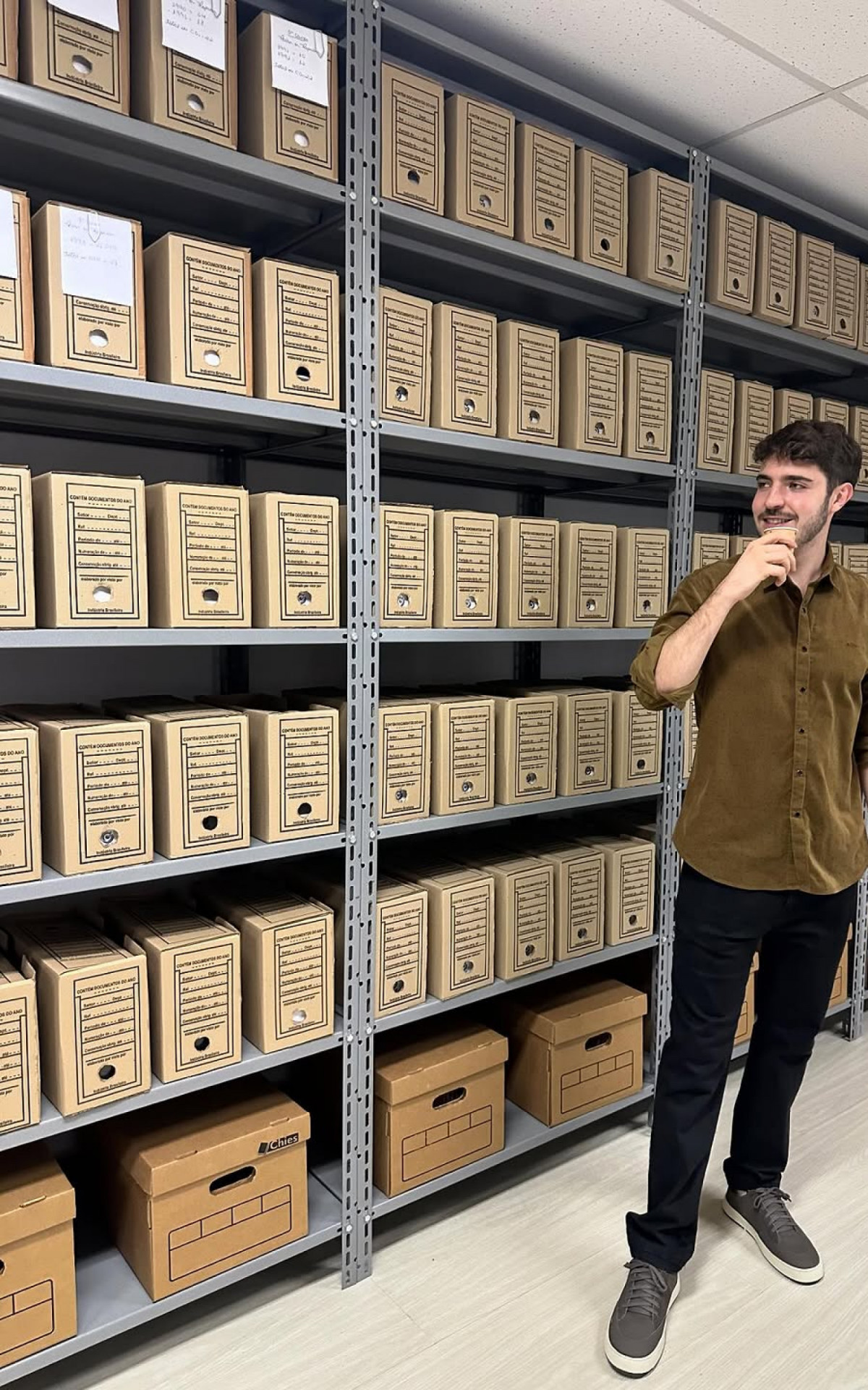 João Augusto Liberato posa no acervo com mais de 30 mil itens de Gugu - Reprodução/Instagram