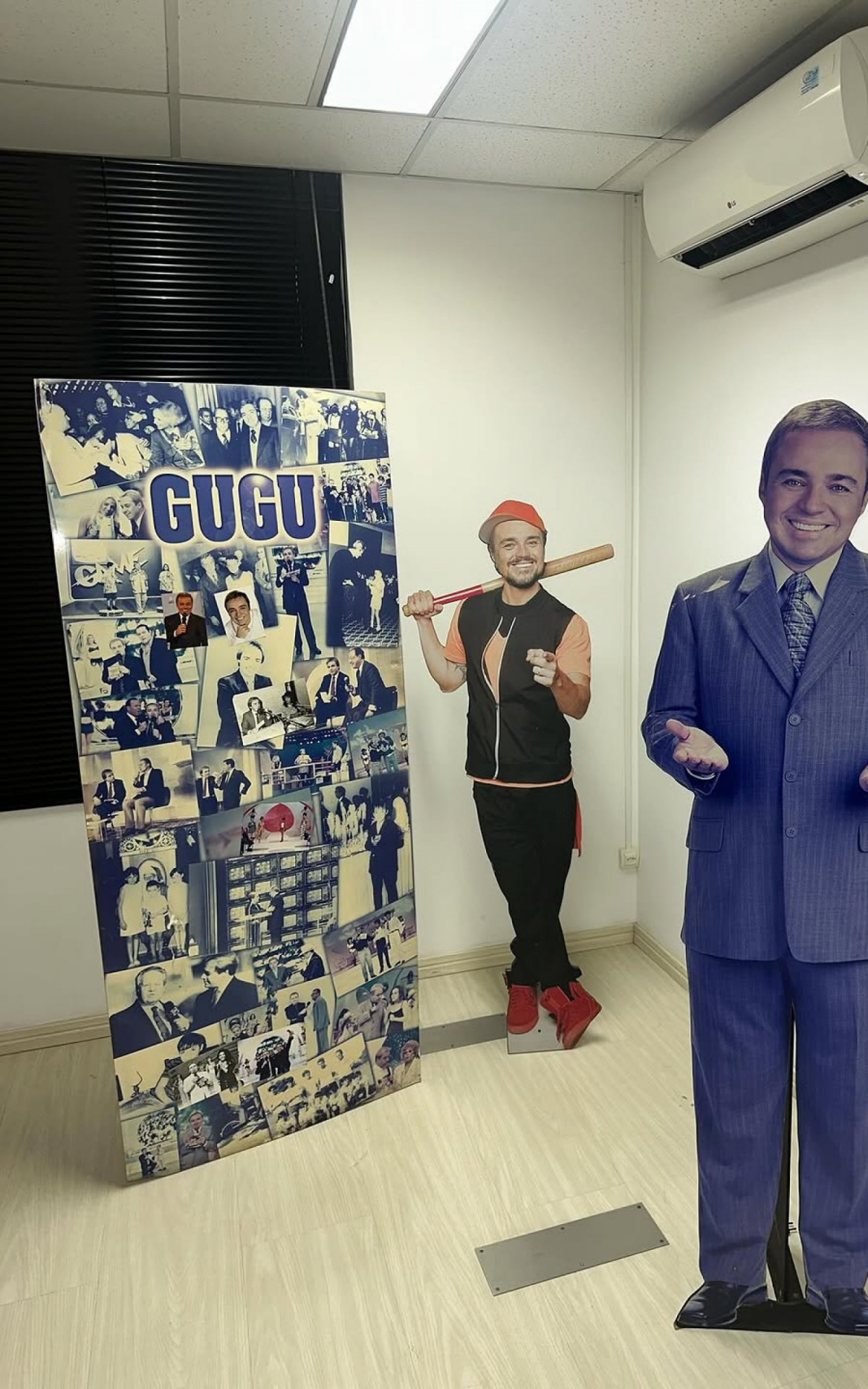 João Augusto Liberato posa no acervo com mais de 30 mil itens de Gugu - Reprodução/Instagram