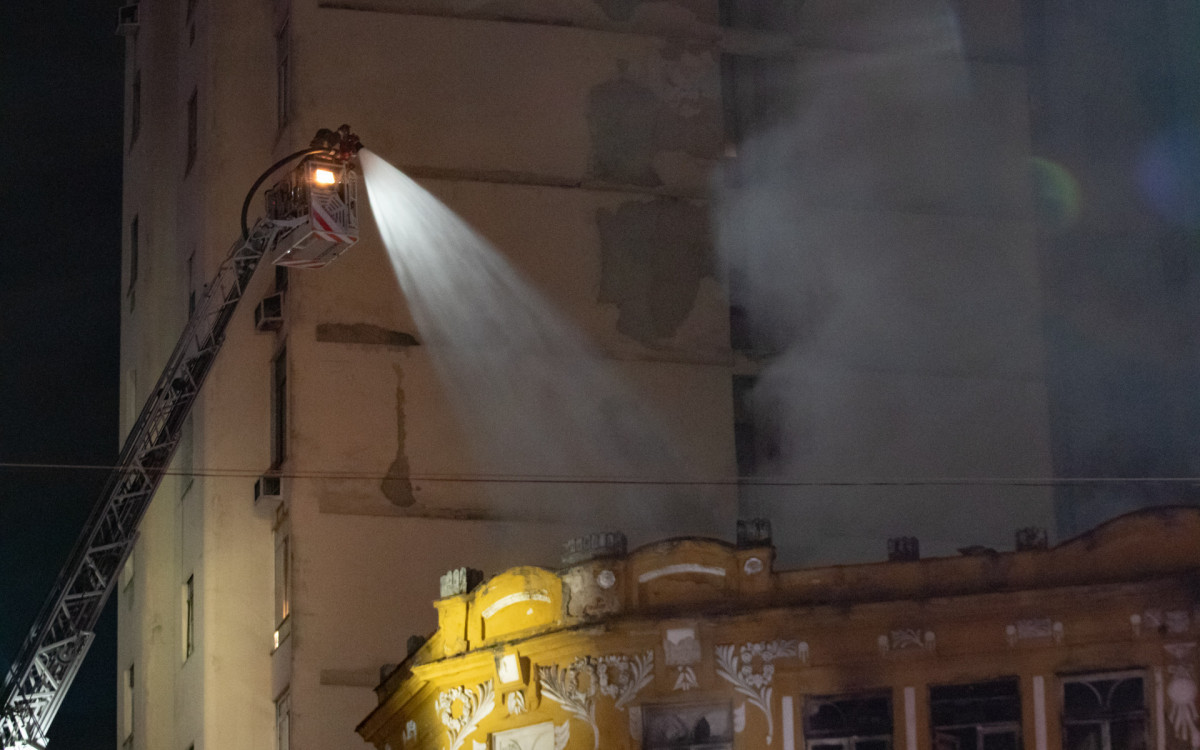 Um imóvel residencial na esquina da Avenida Gomes Freire com Mem de Sá, na Lapa, no Centro do Rio, pegou fogo na tarde desta terça-feira (14).
