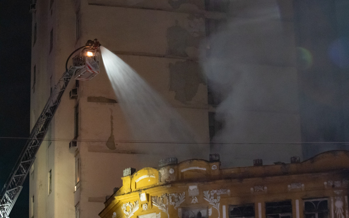 Um imóvel residencial na esquina da Avenida Gomes Freire com Mem de Sá, na Lapa, no Centro do Rio, pegou fogo na tarde desta terça-feira (14).