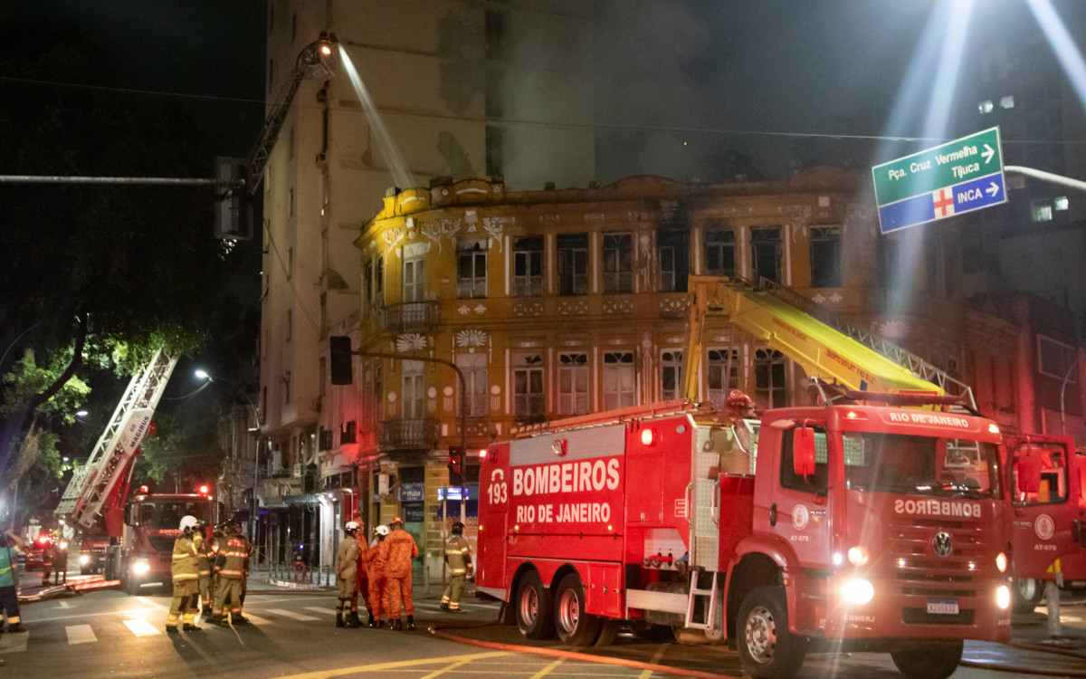 Um imóvel residencial na esquina da Avenida Gomes Freire com Mem de Sá, na Lapa, no Centro do Rio, pegou fogo na tarde desta terça-feira (14).