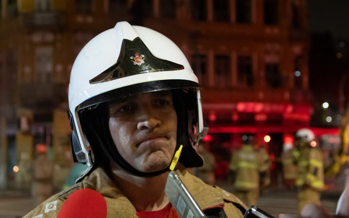 Um imóvel residencial na esquina da Avenida Gomes Freire com Mem de Sá, na Lapa, no Centro do Rio, pegou fogo na tarde desta terça-feira (14). Major Fábio Contreiras